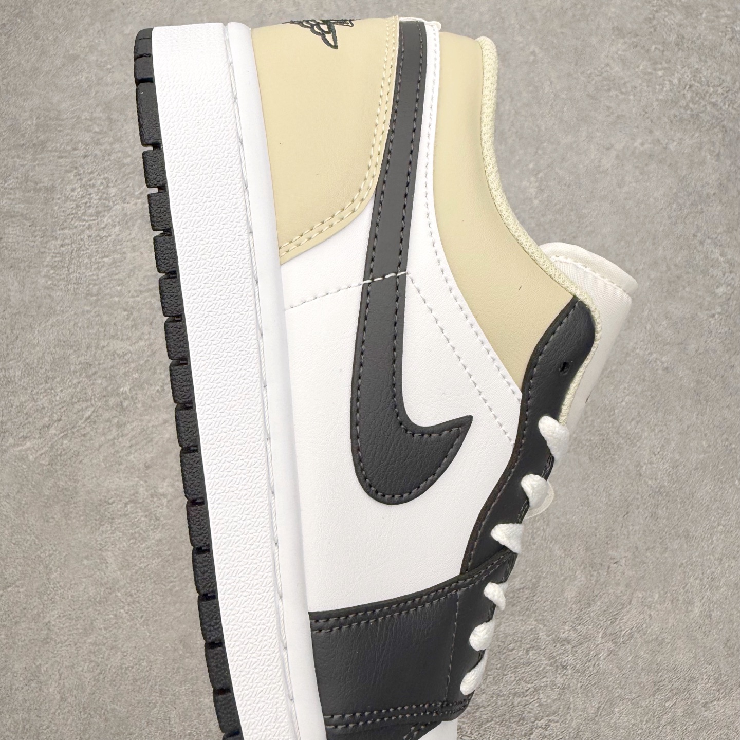 图片[6]-＃小DT Air Jordan AJ1 Low 低帮系列 全新流水线出品 超强性价比 DT版本平替选择 市场第二梯队 全部原鞋开发 原楦原纸板开发 全鞋电脑针车 原厂内置全掌气垫 原盒内在原标 唯一Zp原版鞋带绑法 免检产品 全新2022版型 全头层皮料 完美零毛边处理 原厂配置全掌气垫 价格定位良心 几十个配色陆续出货 实拍调校N版已经零色差零失真 百分百还原实物色彩所见即所得 不存在货不对板色差等低级问题 选购参考实物拍摄 不混卖不参货 只用心做好货严格选品 承诺混一赔十 尺码：36 36.5 37.5 38 38.5 39 40 40.5 41 42 42.5 43 44 44.5 45 46-选品中心