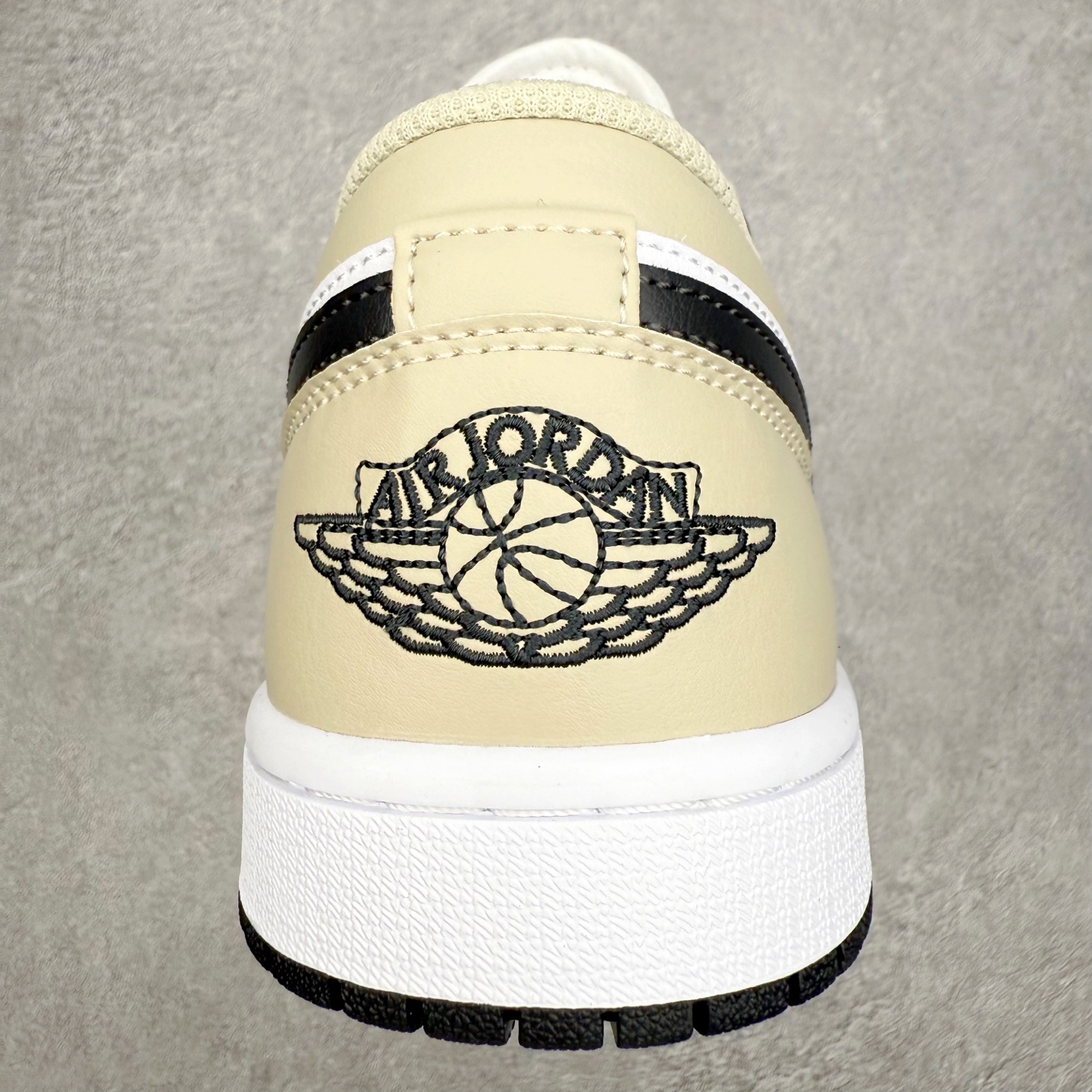 图片[8]-＃小DT Air Jordan AJ1 Low 低帮系列 全新流水线出品 超强性价比 DT版本平替选择 市场第二梯队 全部原鞋开发 原楦原纸板开发 全鞋电脑针车 原厂内置全掌气垫 原盒内在原标 唯一Zp原版鞋带绑法 免检产品 全新2022版型 全头层皮料 完美零毛边处理 原厂配置全掌气垫 价格定位良心 几十个配色陆续出货 实拍调校N版已经零色差零失真 百分百还原实物色彩所见即所得 不存在货不对板色差等低级问题 选购参考实物拍摄 不混卖不参货 只用心做好货严格选品 承诺混一赔十 尺码：36 36.5 37.5 38 38.5 39 40 40.5 41 42 42.5 43 44 44.5 45 46-选品中心