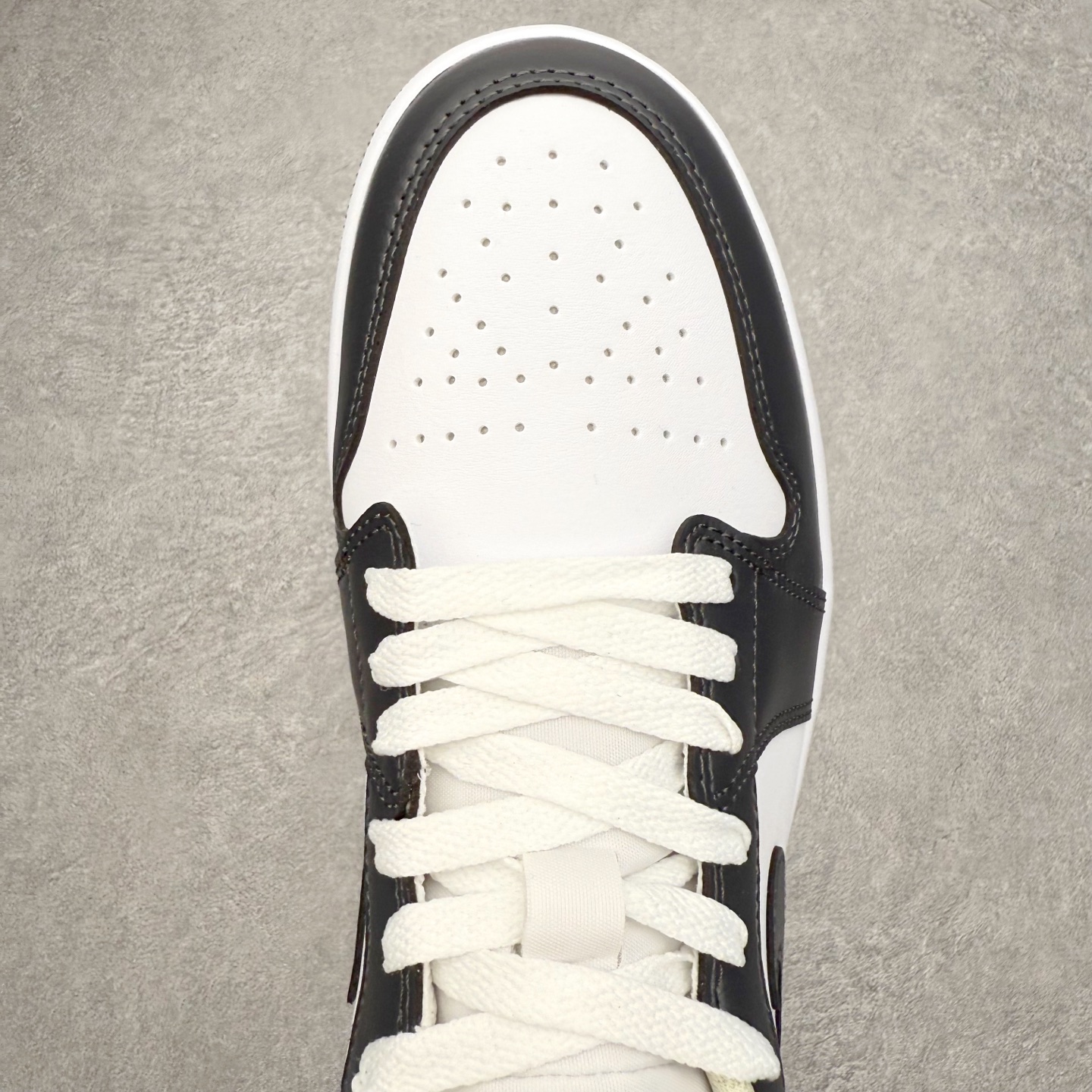 图片[4]-＃小DT Air Jordan AJ1 Low 低帮系列 全新流水线出品 超强性价比 DT版本平替选择 市场第二梯队 全部原鞋开发 原楦原纸板开发 全鞋电脑针车 原厂内置全掌气垫 原盒内在原标 唯一Zp原版鞋带绑法 免检产品 全新2022版型 全头层皮料 完美零毛边处理 原厂配置全掌气垫 价格定位良心 几十个配色陆续出货 实拍调校N版已经零色差零失真 百分百还原实物色彩所见即所得 不存在货不对板色差等低级问题 选购参考实物拍摄 不混卖不参货 只用心做好货严格选品 承诺混一赔十 尺码：36 36.5 37.5 38 38.5 39 40 40.5 41 42 42.5 43 44 44.5 45 46-选品中心