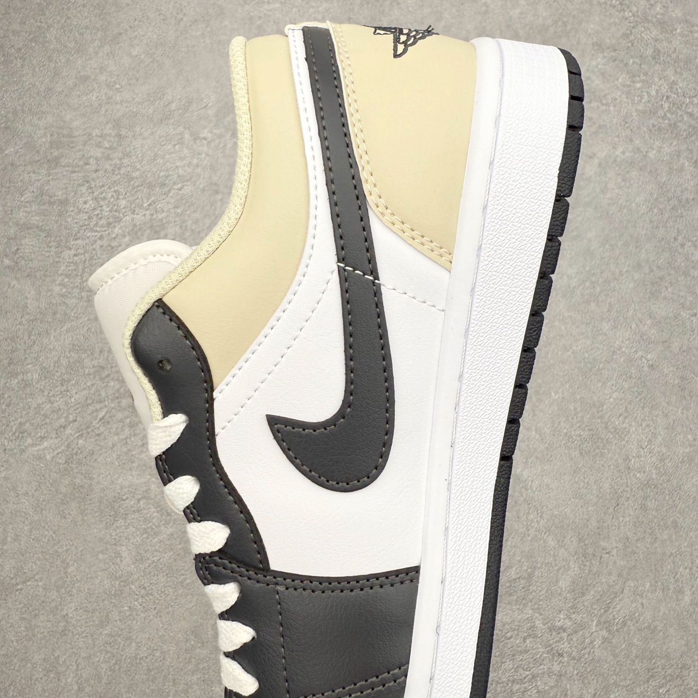 图片[7]-＃小DT Air Jordan AJ1 Low 低帮系列 全新流水线出品 超强性价比 DT版本平替选择 市场第二梯队 全部原鞋开发 原楦原纸板开发 全鞋电脑针车 原厂内置全掌气垫 原盒内在原标 唯一Zp原版鞋带绑法 免检产品 全新2022版型 全头层皮料 完美零毛边处理 原厂配置全掌气垫 价格定位良心 几十个配色陆续出货 实拍调校N版已经零色差零失真 百分百还原实物色彩所见即所得 不存在货不对板色差等低级问题 选购参考实物拍摄 不混卖不参货 只用心做好货严格选品 承诺混一赔十 尺码：36 36.5 37.5 38 38.5 39 40 40.5 41 42 42.5 43 44 44.5 45 46-选品中心