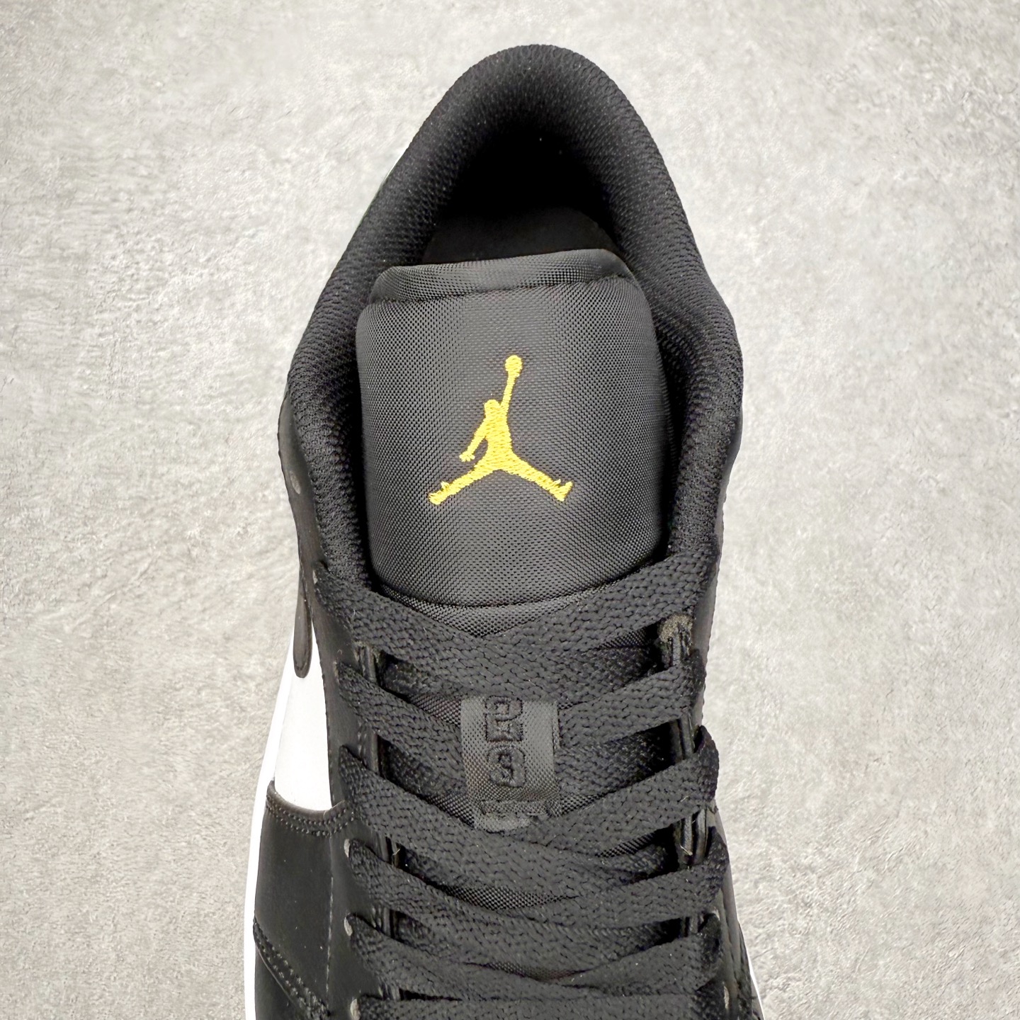 图片[5]-＃小DT Air Jordan AJ1 Low 低帮系列 全新流水线出品 超强性价比 DT版本平替选择 市场第二梯队 全部原鞋开发 原楦原纸板开发 全鞋电脑针车 原厂内置全掌气垫 原盒内在原标 唯一Zp原版鞋带绑法 免检产品 全新2022版型 全头层皮料 完美零毛边处理 原厂配置全掌气垫 价格定位良心 几十个配色陆续出货 实拍调校N版已经零色差零失真 百分百还原实物色彩所见即所得 不存在货不对板色差等低级问题 选购参考实物拍摄 不混卖不参货 只用心做好货严格选品 承诺混一赔十 尺码：36 36.5 37.5 38 38.5 39 40 40.5 41 42 42.5 43 44 44.5 45 46-选品中心