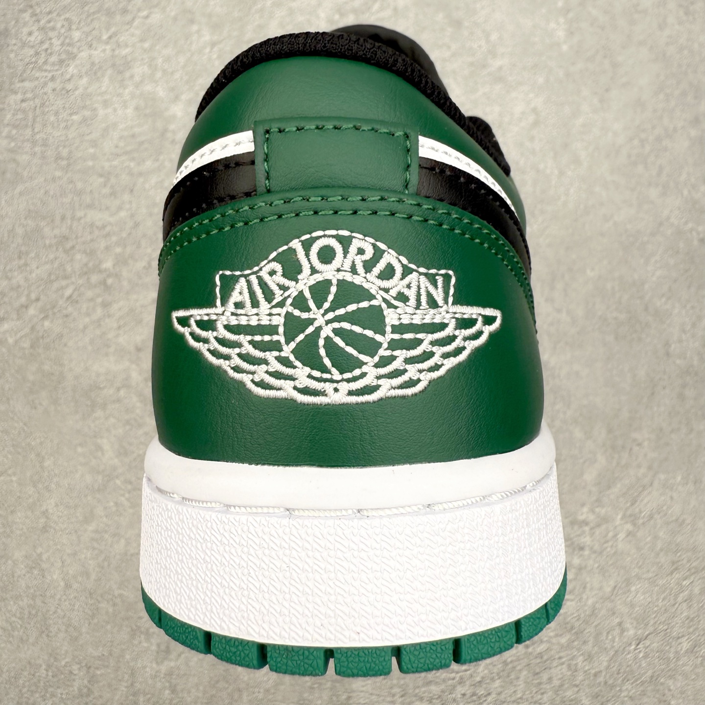 图片[8]-＃小DT Air Jordan AJ1 Low 低帮系列 全新流水线出品 超强性价比 DT版本平替选择 市场第二梯队 全部原鞋开发 原楦原纸板开发 全鞋电脑针车 原厂内置全掌气垫 原盒内在原标 唯一Zp原版鞋带绑法 免检产品 全新2022版型 全头层皮料 完美零毛边处理 原厂配置全掌气垫 价格定位良心 几十个配色陆续出货 实拍调校N版已经零色差零失真 百分百还原实物色彩所见即所得 不存在货不对板色差等低级问题 选购参考实物拍摄 不混卖不参货 只用心做好货严格选品 承诺混一赔十 尺码：36 36.5 37.5 38 38.5 39 40 40.5 41 42 42.5 43 44 44.5 45 46-选品中心