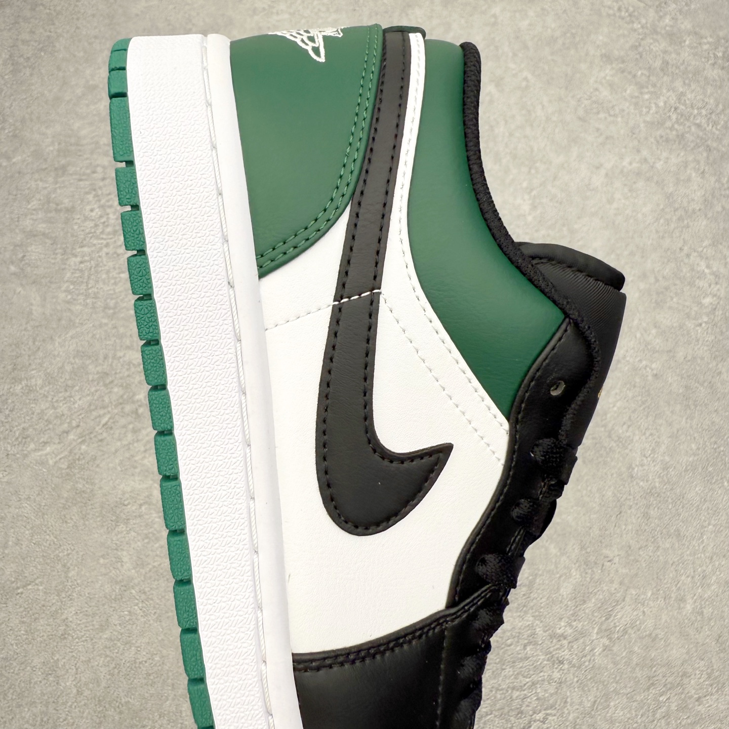 图片[6]-＃小DT Air Jordan AJ1 Low 低帮系列 全新流水线出品 超强性价比 DT版本平替选择 市场第二梯队 全部原鞋开发 原楦原纸板开发 全鞋电脑针车 原厂内置全掌气垫 原盒内在原标 唯一Zp原版鞋带绑法 免检产品 全新2022版型 全头层皮料 完美零毛边处理 原厂配置全掌气垫 价格定位良心 几十个配色陆续出货 实拍调校N版已经零色差零失真 百分百还原实物色彩所见即所得 不存在货不对板色差等低级问题 选购参考实物拍摄 不混卖不参货 只用心做好货严格选品 承诺混一赔十 尺码：36 36.5 37.5 38 38.5 39 40 40.5 41 42 42.5 43 44 44.5 45 46-选品中心