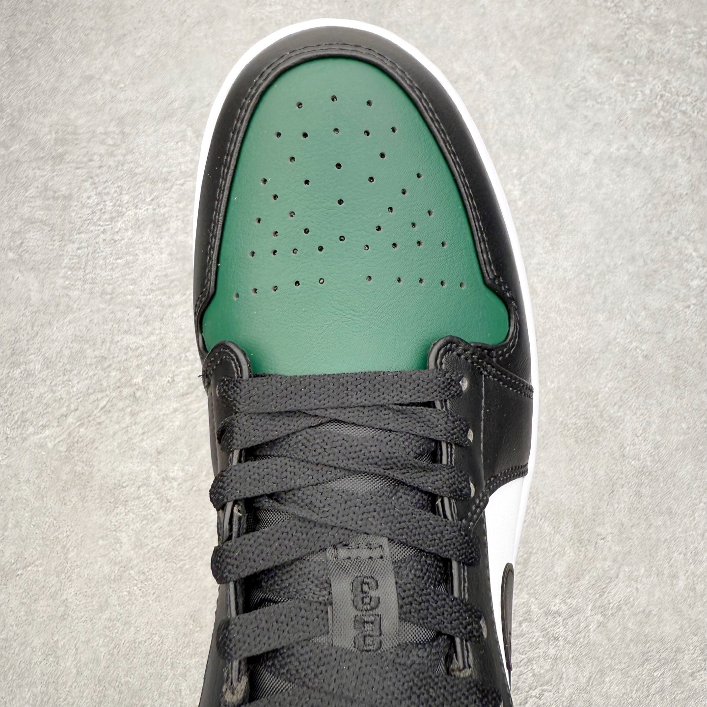 图片[4]-＃小DT Air Jordan AJ1 Low 低帮系列 全新流水线出品 超强性价比 DT版本平替选择 市场第二梯队 全部原鞋开发 原楦原纸板开发 全鞋电脑针车 原厂内置全掌气垫 原盒内在原标 唯一Zp原版鞋带绑法 免检产品 全新2022版型 全头层皮料 完美零毛边处理 原厂配置全掌气垫 价格定位良心 几十个配色陆续出货 实拍调校N版已经零色差零失真 百分百还原实物色彩所见即所得 不存在货不对板色差等低级问题 选购参考实物拍摄 不混卖不参货 只用心做好货严格选品 承诺混一赔十 尺码：36 36.5 37.5 38 38.5 39 40 40.5 41 42 42.5 43 44 44.5 45 46-选品中心