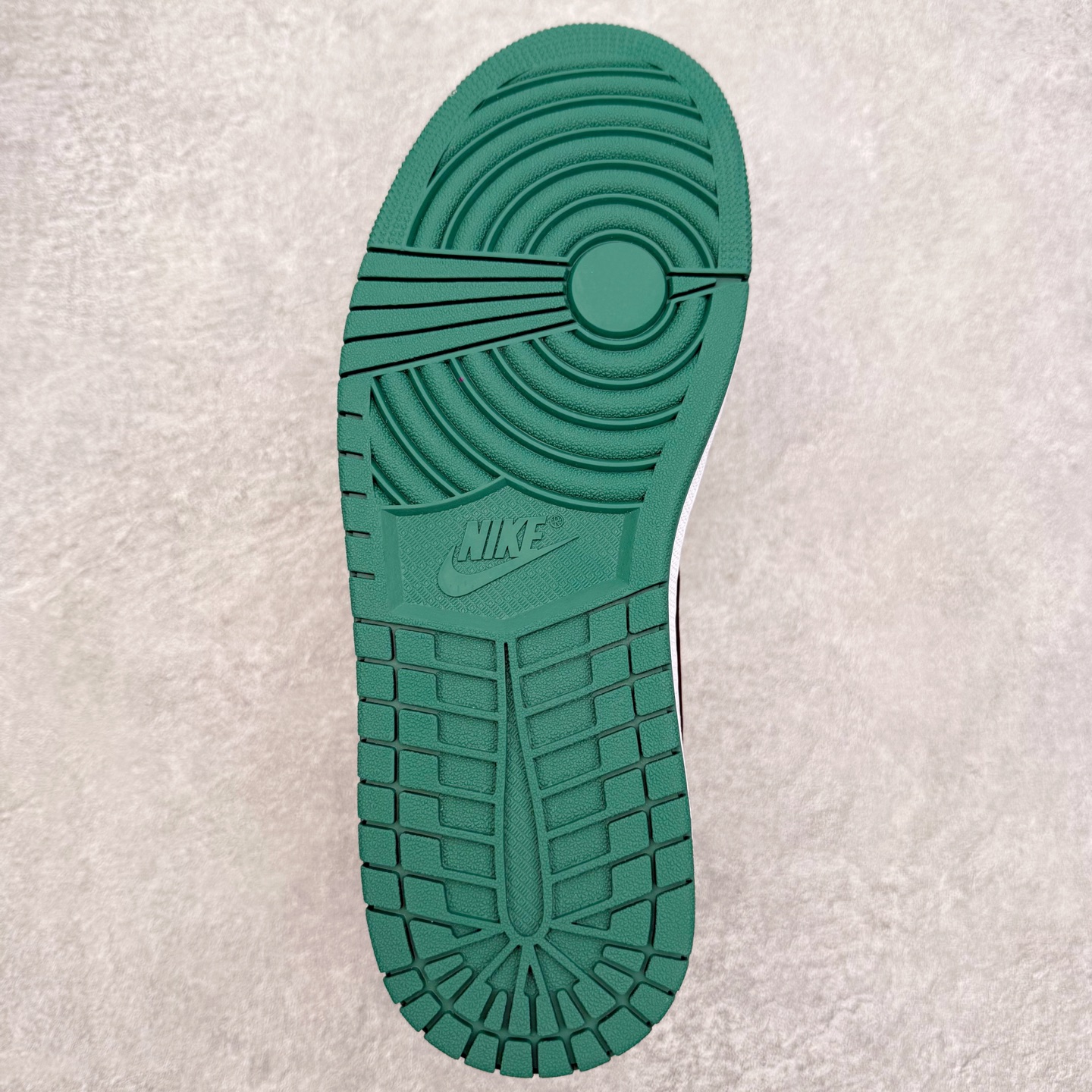 图片[9]-＃小DT Air Jordan AJ1 Low 低帮系列 全新流水线出品 超强性价比 DT版本平替选择 市场第二梯队 全部原鞋开发 原楦原纸板开发 全鞋电脑针车 原厂内置全掌气垫 原盒内在原标 唯一Zp原版鞋带绑法 免检产品 全新2022版型 全头层皮料 完美零毛边处理 原厂配置全掌气垫 价格定位良心 几十个配色陆续出货 实拍调校N版已经零色差零失真 百分百还原实物色彩所见即所得 不存在货不对板色差等低级问题 选购参考实物拍摄 不混卖不参货 只用心做好货严格选品 承诺混一赔十 尺码：36 36.5 37.5 38 38.5 39 40 40.5 41 42 42.5 43 44 44.5 45 46-选品中心