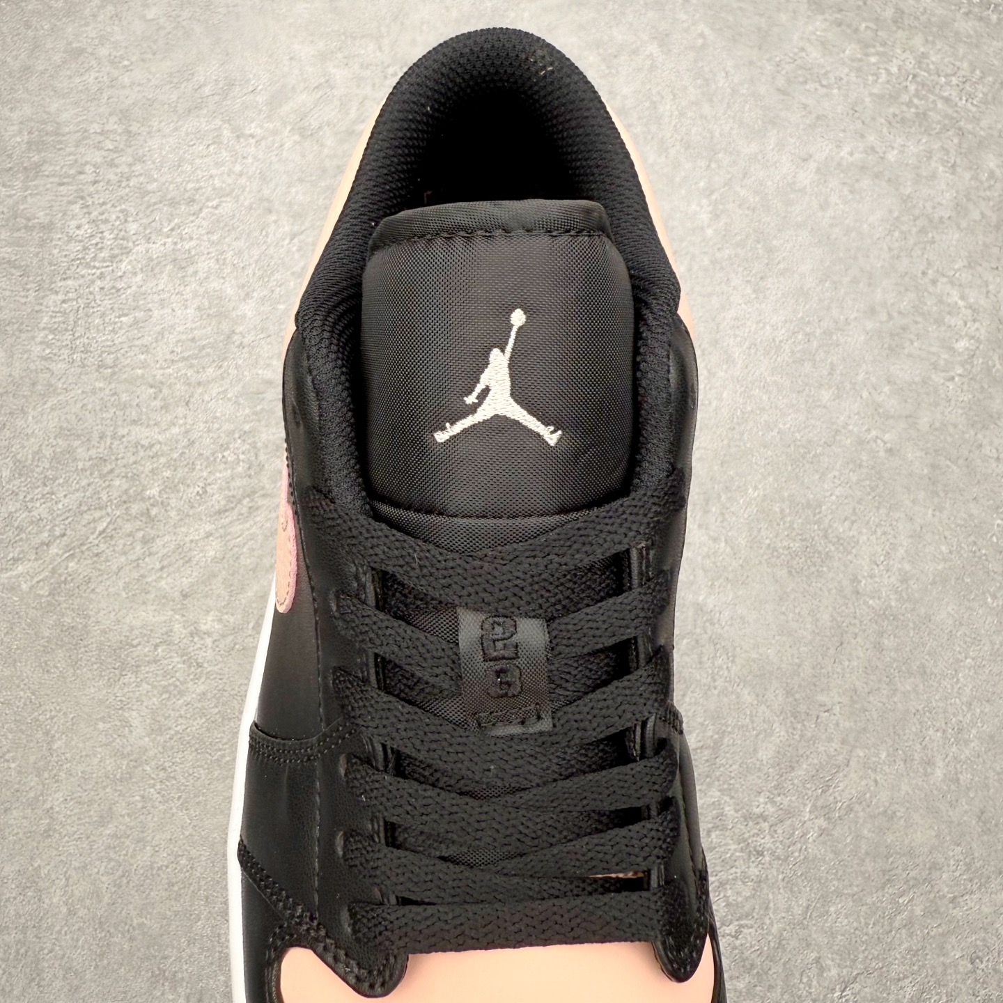 图片[5]-＃小DT Air Jordan AJ1 Low 低帮系列 全新流水线出品 超强性价比 DT版本平替选择 市场第二梯队 全部原鞋开发 原楦原纸板开发 全鞋电脑针车 原厂内置全掌气垫 原盒内在原标 唯一Zp原版鞋带绑法 免检产品 全新2022版型 全头层皮料 完美零毛边处理 原厂配置全掌气垫 价格定位良心 几十个配色陆续出货 实拍调校N版已经零色差零失真 百分百还原实物色彩所见即所得 不存在货不对板色差等低级问题 选购参考实物拍摄 不混卖不参货 只用心做好货严格选品 承诺混一赔十 尺码：36 36.5 37.5 38 38.5 39 40 40.5 41 42 42.5 43 44 44.5 45 46-选品中心