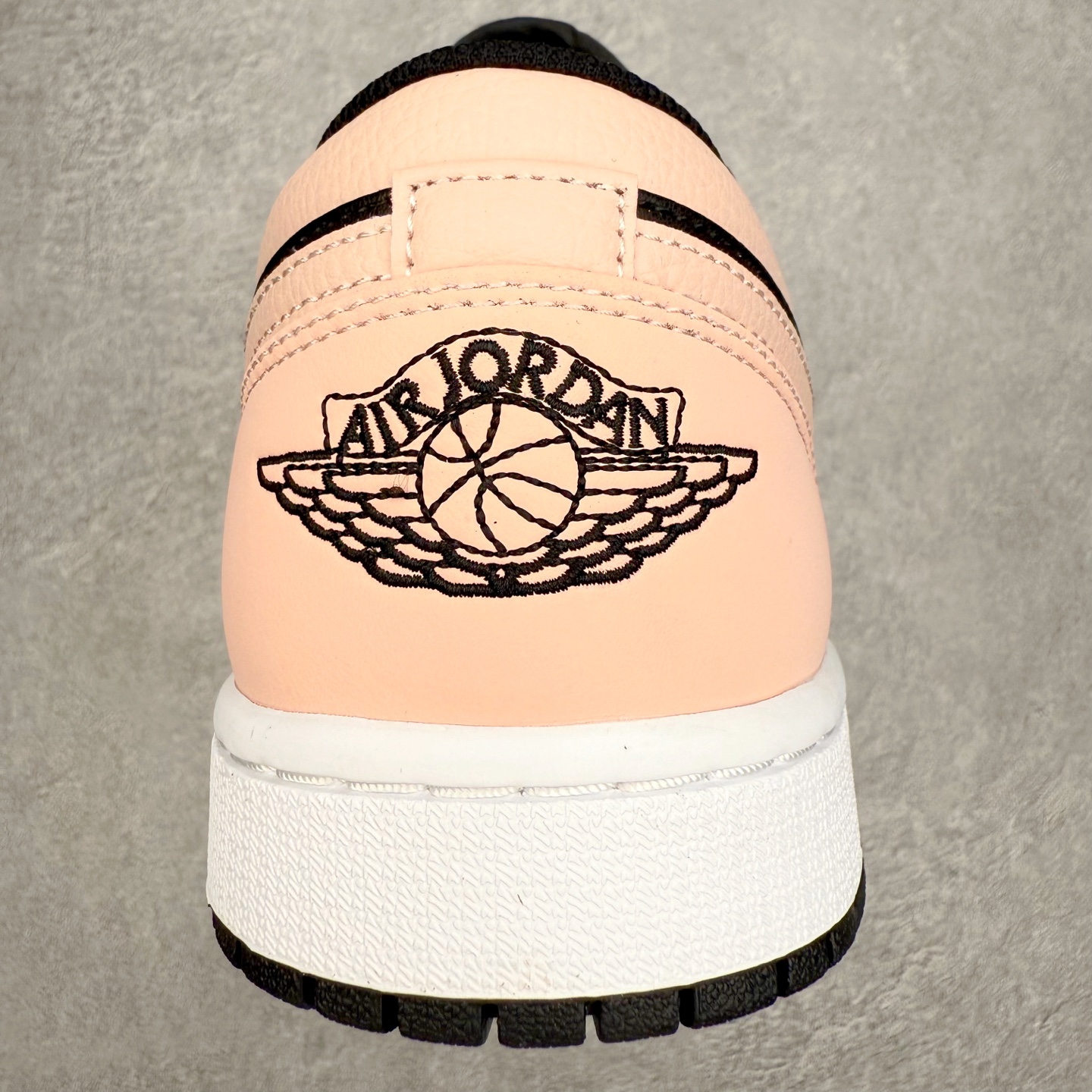 图片[8]-＃小DT Air Jordan AJ1 Low 低帮系列 全新流水线出品 超强性价比 DT版本平替选择 市场第二梯队 全部原鞋开发 原楦原纸板开发 全鞋电脑针车 原厂内置全掌气垫 原盒内在原标 唯一Zp原版鞋带绑法 免检产品 全新2022版型 全头层皮料 完美零毛边处理 原厂配置全掌气垫 价格定位良心 几十个配色陆续出货 实拍调校N版已经零色差零失真 百分百还原实物色彩所见即所得 不存在货不对板色差等低级问题 选购参考实物拍摄 不混卖不参货 只用心做好货严格选品 承诺混一赔十 尺码：36 36.5 37.5 38 38.5 39 40 40.5 41 42 42.5 43 44 44.5 45 46-选品中心