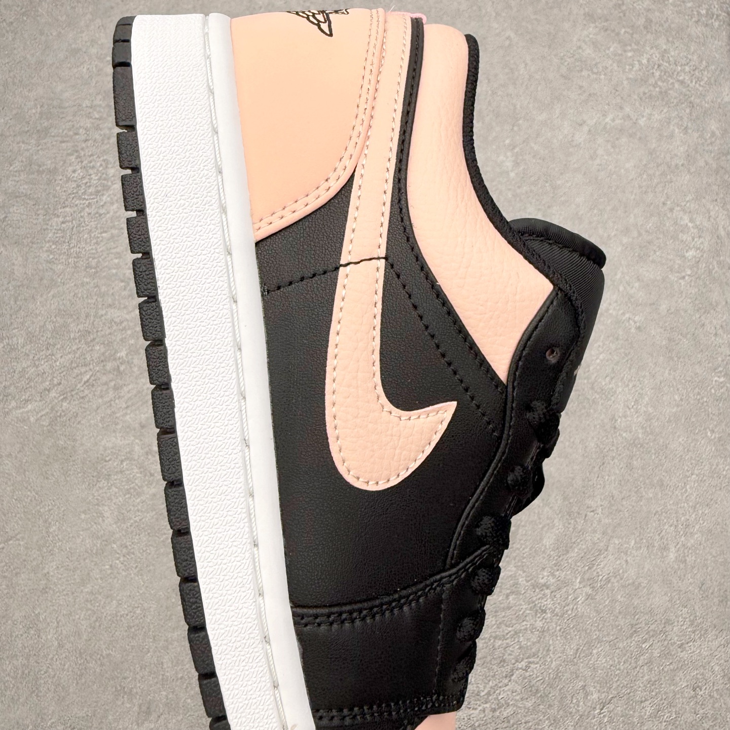 图片[6]-＃小DT Air Jordan AJ1 Low 低帮系列 全新流水线出品 超强性价比 DT版本平替选择 市场第二梯队 全部原鞋开发 原楦原纸板开发 全鞋电脑针车 原厂内置全掌气垫 原盒内在原标 唯一Zp原版鞋带绑法 免检产品 全新2022版型 全头层皮料 完美零毛边处理 原厂配置全掌气垫 价格定位良心 几十个配色陆续出货 实拍调校N版已经零色差零失真 百分百还原实物色彩所见即所得 不存在货不对板色差等低级问题 选购参考实物拍摄 不混卖不参货 只用心做好货严格选品 承诺混一赔十 尺码：36 36.5 37.5 38 38.5 39 40 40.5 41 42 42.5 43 44 44.5 45 46-选品中心