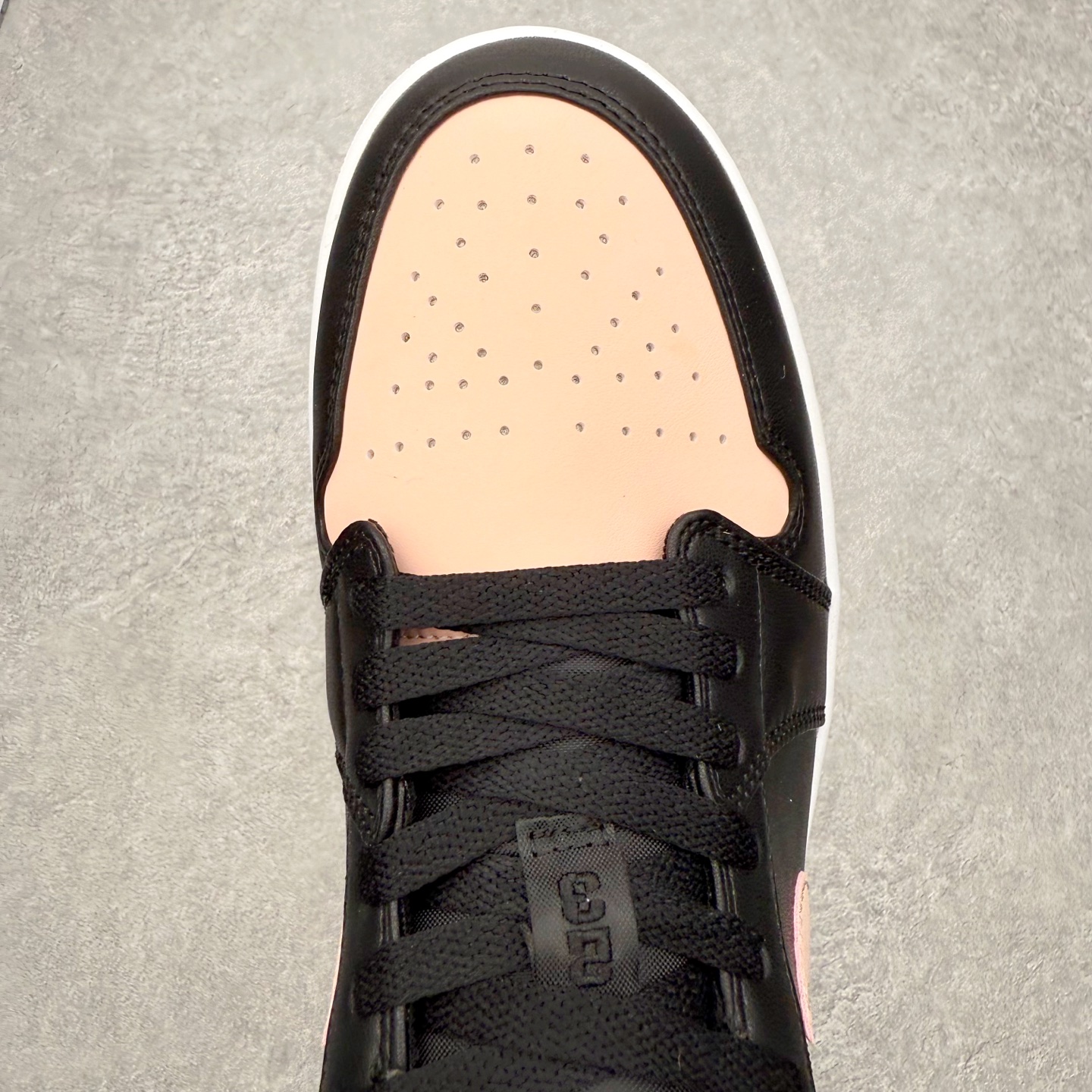 图片[4]-＃小DT Air Jordan AJ1 Low 低帮系列 全新流水线出品 超强性价比 DT版本平替选择 市场第二梯队 全部原鞋开发 原楦原纸板开发 全鞋电脑针车 原厂内置全掌气垫 原盒内在原标 唯一Zp原版鞋带绑法 免检产品 全新2022版型 全头层皮料 完美零毛边处理 原厂配置全掌气垫 价格定位良心 几十个配色陆续出货 实拍调校N版已经零色差零失真 百分百还原实物色彩所见即所得 不存在货不对板色差等低级问题 选购参考实物拍摄 不混卖不参货 只用心做好货严格选品 承诺混一赔十 尺码：36 36.5 37.5 38 38.5 39 40 40.5 41 42 42.5 43 44 44.5 45 46-选品中心