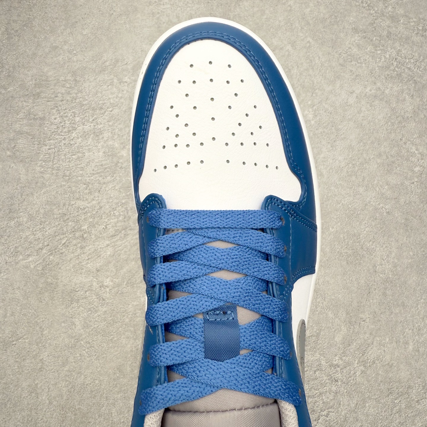 图片[4]-＃小DT Air Jordan AJ1 Low 低帮系列 全新流水线出品 超强性价比 DT版本平替选择 市场第二梯队 全部原鞋开发 原楦原纸板开发 全鞋电脑针车 原厂内置全掌气垫 原盒内在原标 唯一Zp原版鞋带绑法 免检产品 全新2022版型 全头层皮料 完美零毛边处理 原厂配置全掌气垫 价格定位良心 几十个配色陆续出货 实拍调校N版已经零色差零失真 百分百还原实物色彩所见即所得 不存在货不对板色差等低级问题 选购参考实物拍摄 不混卖不参货 只用心做好货严格选品 承诺混一赔十 尺码：36 36.5 37.5 38 38.5 39 40 40.5 41 42 42.5 43 44 44.5 45 46-选品中心