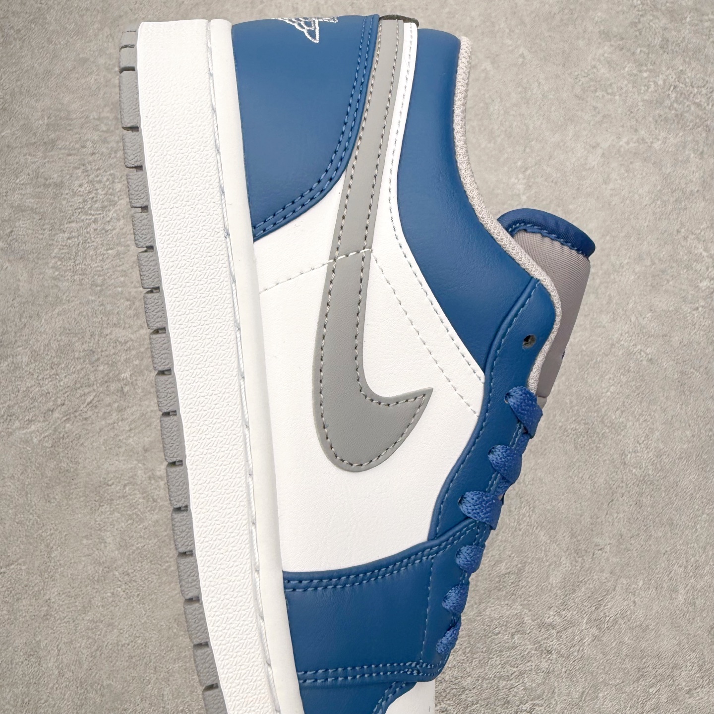 图片[6]-＃小DT Air Jordan AJ1 Low 低帮系列 全新流水线出品 超强性价比 DT版本平替选择 市场第二梯队 全部原鞋开发 原楦原纸板开发 全鞋电脑针车 原厂内置全掌气垫 原盒内在原标 唯一Zp原版鞋带绑法 免检产品 全新2022版型 全头层皮料 完美零毛边处理 原厂配置全掌气垫 价格定位良心 几十个配色陆续出货 实拍调校N版已经零色差零失真 百分百还原实物色彩所见即所得 不存在货不对板色差等低级问题 选购参考实物拍摄 不混卖不参货 只用心做好货严格选品 承诺混一赔十 尺码：36 36.5 37.5 38 38.5 39 40 40.5 41 42 42.5 43 44 44.5 45 46-选品中心