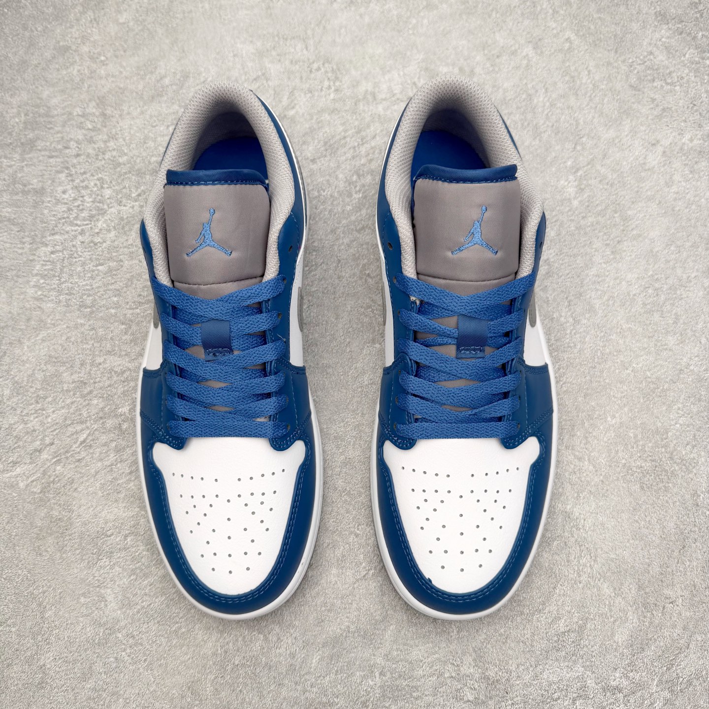 图片[2]-＃小DT Air Jordan AJ1 Low 低帮系列 全新流水线出品 超强性价比 DT版本平替选择 市场第二梯队 全部原鞋开发 原楦原纸板开发 全鞋电脑针车 原厂内置全掌气垫 原盒内在原标 唯一Zp原版鞋带绑法 免检产品 全新2022版型 全头层皮料 完美零毛边处理 原厂配置全掌气垫 价格定位良心 几十个配色陆续出货 实拍调校N版已经零色差零失真 百分百还原实物色彩所见即所得 不存在货不对板色差等低级问题 选购参考实物拍摄 不混卖不参货 只用心做好货严格选品 承诺混一赔十 尺码：36 36.5 37.5 38 38.5 39 40 40.5 41 42 42.5 43 44 44.5 45 46-选品中心