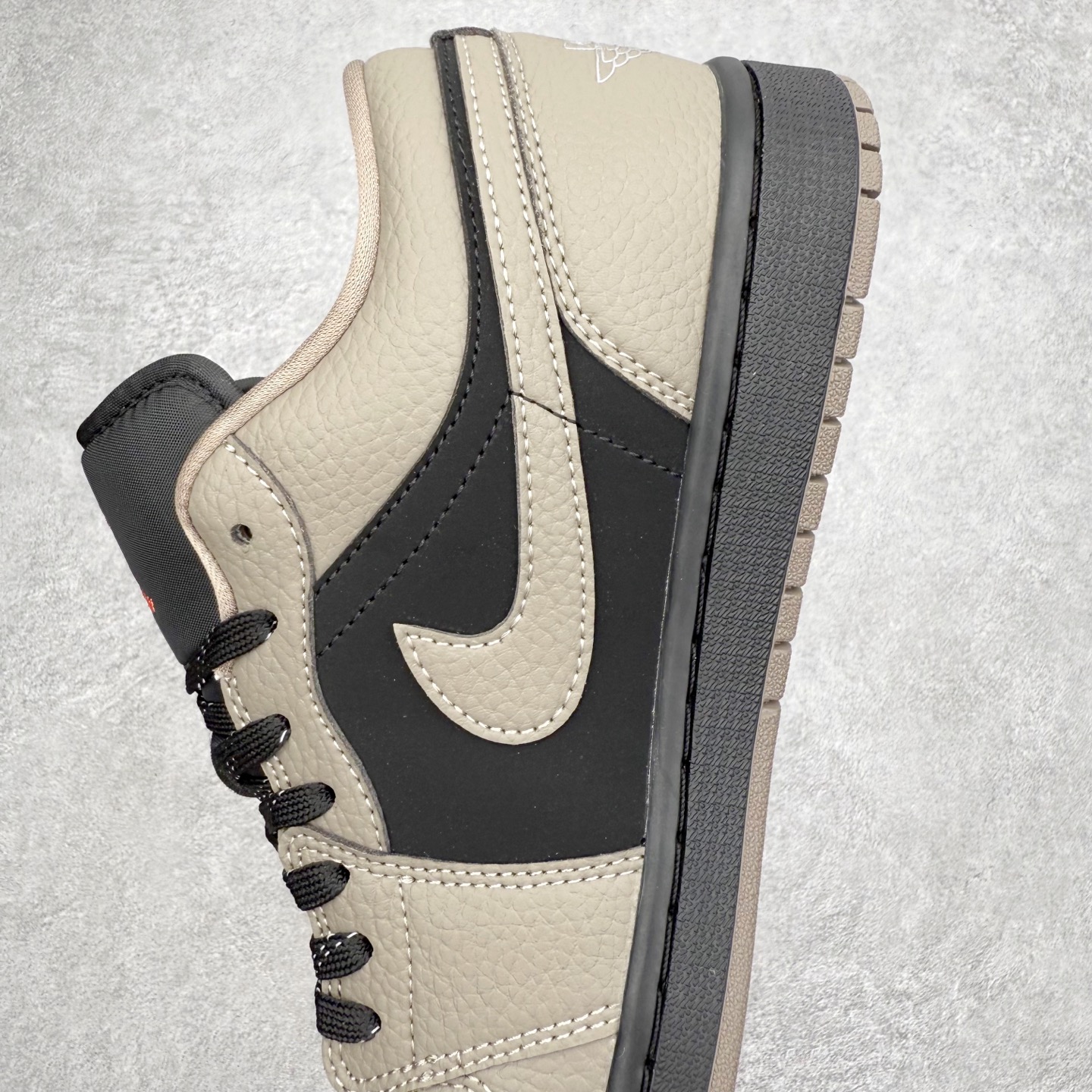 图片[7]-＃小DT Air Jordan AJ1 Low 低帮系列 全新流水线出品 超强性价比 DT版本平替选择 市场第二梯队 全部原鞋开发 原楦原纸板开发 全鞋电脑针车 原厂内置全掌气垫 原盒内在原标 唯一Zp原版鞋带绑法 免检产品 全新2022版型 全头层皮料 完美零毛边处理 原厂配置全掌气垫 价格定位良心 几十个配色陆续出货 实拍调校N版已经零色差零失真 百分百还原实物色彩所见即所得 不存在货不对板色差等低级问题 选购参考实物拍摄 不混卖不参货 只用心做好货严格选品 承诺混一赔十 尺码：36 36.5 37.5 38 38.5 39 40 40.5 41 42 42.5 43 44 44.5 45 46-选品中心