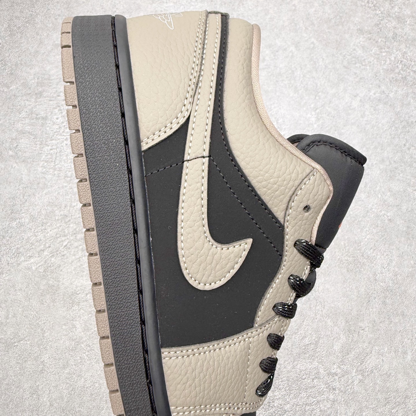 图片[6]-＃小DT Air Jordan AJ1 Low 低帮系列 全新流水线出品 超强性价比 DT版本平替选择 市场第二梯队 全部原鞋开发 原楦原纸板开发 全鞋电脑针车 原厂内置全掌气垫 原盒内在原标 唯一Zp原版鞋带绑法 免检产品 全新2022版型 全头层皮料 完美零毛边处理 原厂配置全掌气垫 价格定位良心 几十个配色陆续出货 实拍调校N版已经零色差零失真 百分百还原实物色彩所见即所得 不存在货不对板色差等低级问题 选购参考实物拍摄 不混卖不参货 只用心做好货严格选品 承诺混一赔十 尺码：36 36.5 37.5 38 38.5 39 40 40.5 41 42 42.5 43 44 44.5 45 46-选品中心