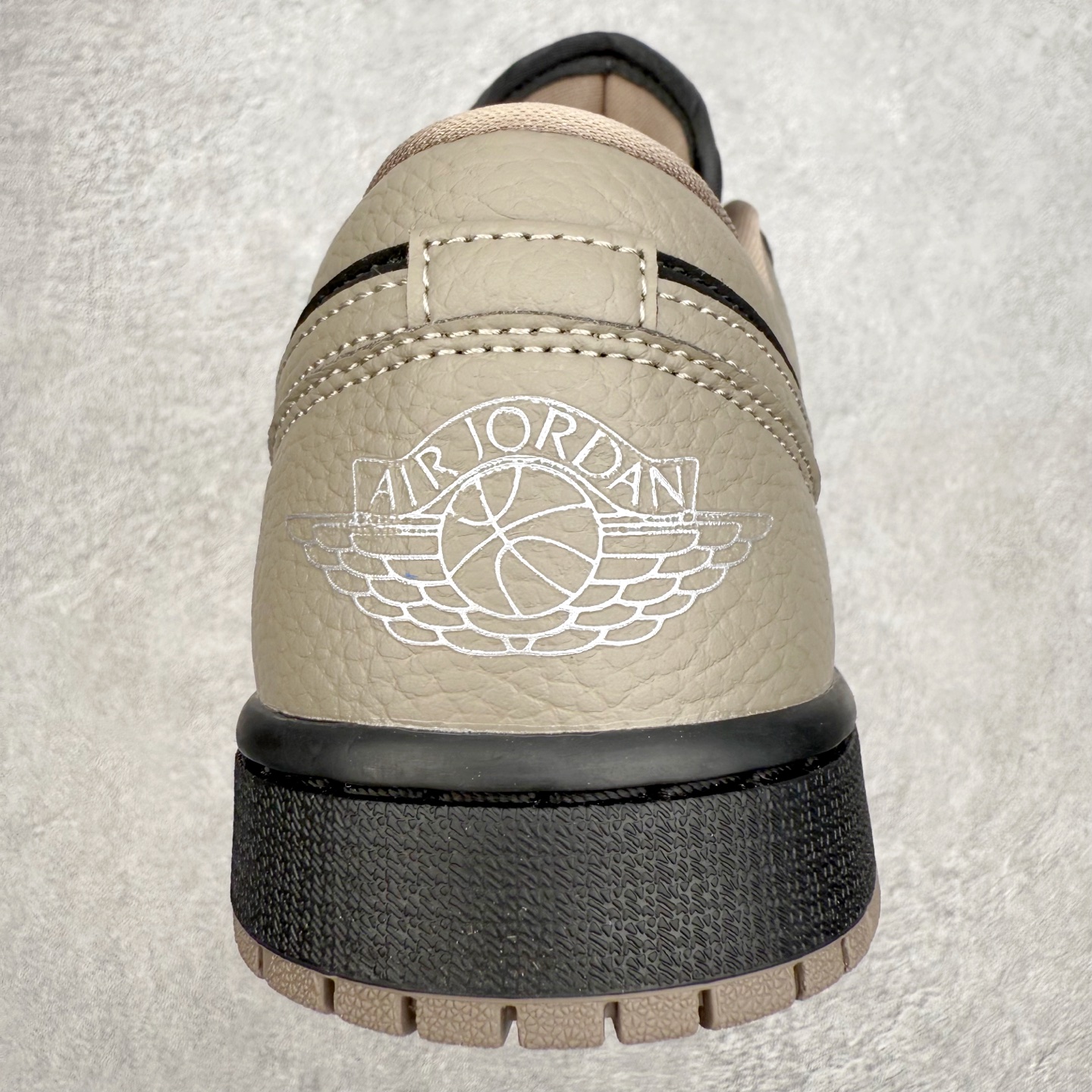 图片[8]-＃小DT Air Jordan AJ1 Low 低帮系列 全新流水线出品 超强性价比 DT版本平替选择 市场第二梯队 全部原鞋开发 原楦原纸板开发 全鞋电脑针车 原厂内置全掌气垫 原盒内在原标 唯一Zp原版鞋带绑法 免检产品 全新2022版型 全头层皮料 完美零毛边处理 原厂配置全掌气垫 价格定位良心 几十个配色陆续出货 实拍调校N版已经零色差零失真 百分百还原实物色彩所见即所得 不存在货不对板色差等低级问题 选购参考实物拍摄 不混卖不参货 只用心做好货严格选品 承诺混一赔十 尺码：36 36.5 37.5 38 38.5 39 40 40.5 41 42 42.5 43 44 44.5 45 46-选品中心