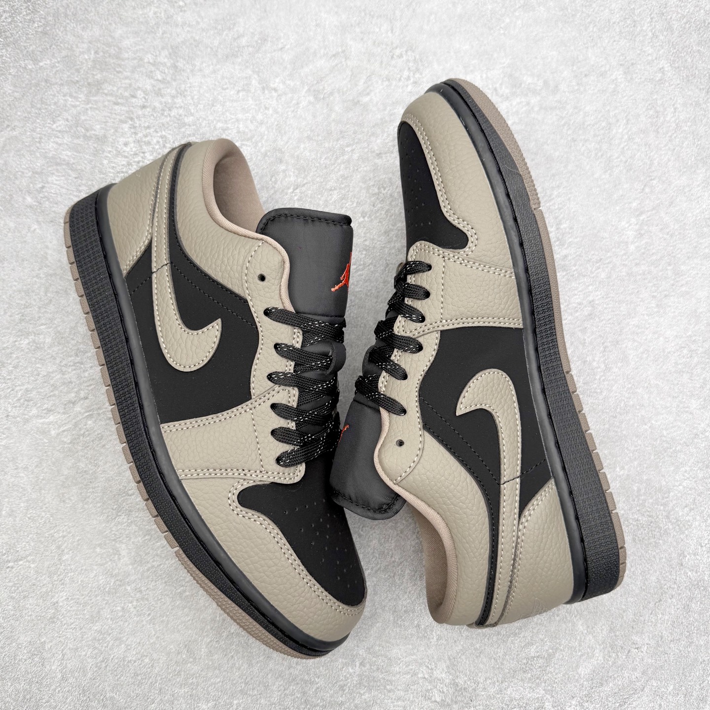 图片[3]-＃小DT Air Jordan AJ1 Low 低帮系列 全新流水线出品 超强性价比 DT版本平替选择 市场第二梯队 全部原鞋开发 原楦原纸板开发 全鞋电脑针车 原厂内置全掌气垫 原盒内在原标 唯一Zp原版鞋带绑法 免检产品 全新2022版型 全头层皮料 完美零毛边处理 原厂配置全掌气垫 价格定位良心 几十个配色陆续出货 实拍调校N版已经零色差零失真 百分百还原实物色彩所见即所得 不存在货不对板色差等低级问题 选购参考实物拍摄 不混卖不参货 只用心做好货严格选品 承诺混一赔十 尺码：36 36.5 37.5 38 38.5 39 40 40.5 41 42 42.5 43 44 44.5 45 46-选品中心