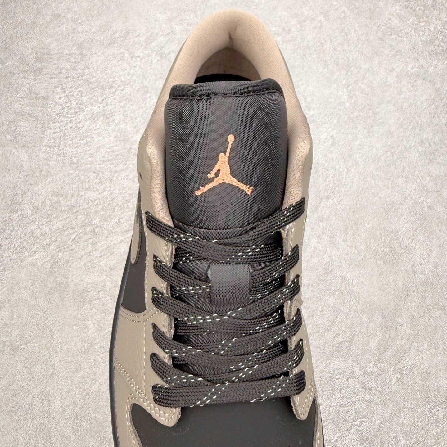 图片[5]-＃小DT Air Jordan AJ1 Low 低帮系列 全新流水线出品 超强性价比 DT版本平替选择 市场第二梯队 全部原鞋开发 原楦原纸板开发 全鞋电脑针车 原厂内置全掌气垫 原盒内在原标 唯一Zp原版鞋带绑法 免检产品 全新2022版型 全头层皮料 完美零毛边处理 原厂配置全掌气垫 价格定位良心 几十个配色陆续出货 实拍调校N版已经零色差零失真 百分百还原实物色彩所见即所得 不存在货不对板色差等低级问题 选购参考实物拍摄 不混卖不参货 只用心做好货严格选品 承诺混一赔十 尺码：36 36.5 37.5 38 38.5 39 40 40.5 41 42 42.5 43 44 44.5 45 46-选品中心