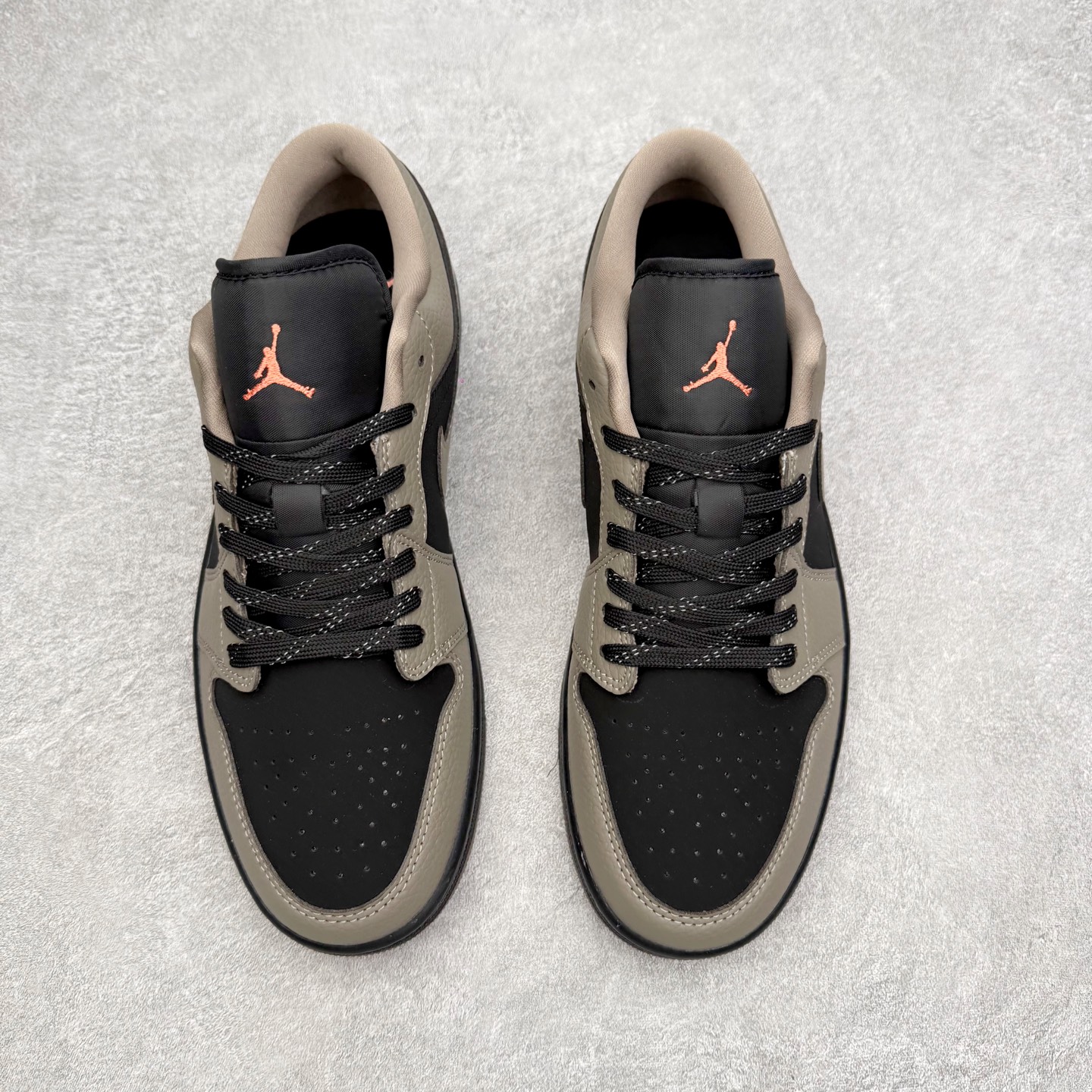 图片[2]-＃小DT Air Jordan AJ1 Low 低帮系列 全新流水线出品 超强性价比 DT版本平替选择 市场第二梯队 全部原鞋开发 原楦原纸板开发 全鞋电脑针车 原厂内置全掌气垫 原盒内在原标 唯一Zp原版鞋带绑法 免检产品 全新2022版型 全头层皮料 完美零毛边处理 原厂配置全掌气垫 价格定位良心 几十个配色陆续出货 实拍调校N版已经零色差零失真 百分百还原实物色彩所见即所得 不存在货不对板色差等低级问题 选购参考实物拍摄 不混卖不参货 只用心做好货严格选品 承诺混一赔十 尺码：36 36.5 37.5 38 38.5 39 40 40.5 41 42 42.5 43 44 44.5 45 46-选品中心