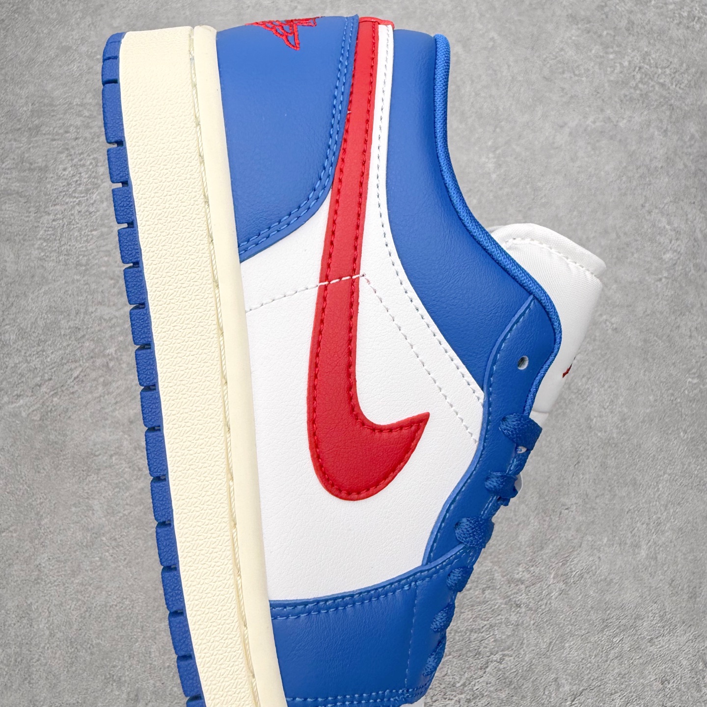 图片[6]-＃小DT Air Jordan AJ1 Low 低帮系列 全新流水线出品 超强性价比 DT版本平替选择 市场第二梯队 全部原鞋开发 原楦原纸板开发 全鞋电脑针车 原厂内置全掌气垫 原盒内在原标 唯一Zp原版鞋带绑法 免检产品 全新2022版型 全头层皮料 完美零毛边处理 原厂配置全掌气垫 价格定位良心 几十个配色陆续出货 实拍调校N版已经零色差零失真 百分百还原实物色彩所见即所得 不存在货不对板色差等低级问题 选购参考实物拍摄 不混卖不参货 只用心做好货严格选品 承诺混一赔十 尺码：36 36.5 37.5 38 38.5 39 40 40.5 41 42 42.5 43 44 44.5 45 46-选品中心