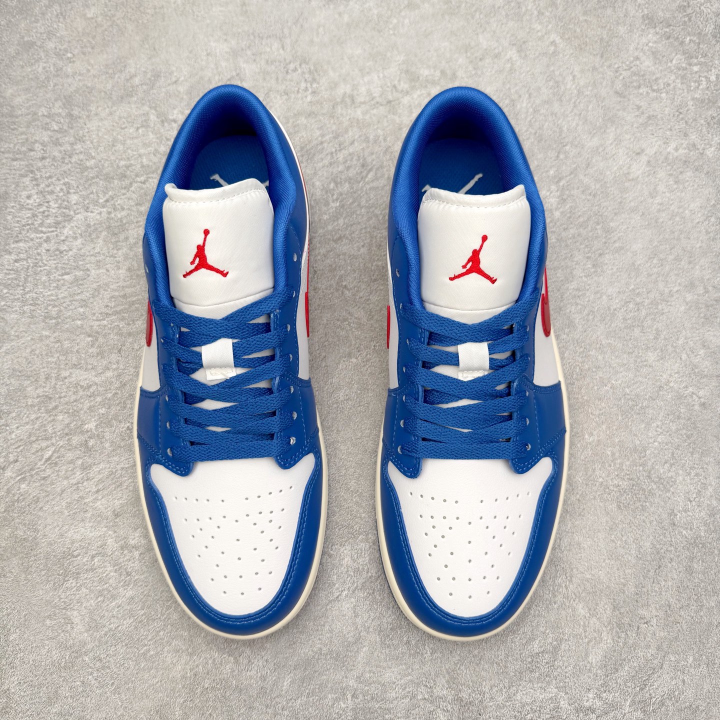 图片[2]-＃小DT Air Jordan AJ1 Low 低帮系列 全新流水线出品 超强性价比 DT版本平替选择 市场第二梯队 全部原鞋开发 原楦原纸板开发 全鞋电脑针车 原厂内置全掌气垫 原盒内在原标 唯一Zp原版鞋带绑法 免检产品 全新2022版型 全头层皮料 完美零毛边处理 原厂配置全掌气垫 价格定位良心 几十个配色陆续出货 实拍调校N版已经零色差零失真 百分百还原实物色彩所见即所得 不存在货不对板色差等低级问题 选购参考实物拍摄 不混卖不参货 只用心做好货严格选品 承诺混一赔十 尺码：36 36.5 37.5 38 38.5 39 40 40.5 41 42 42.5 43 44 44.5 45 46-选品中心