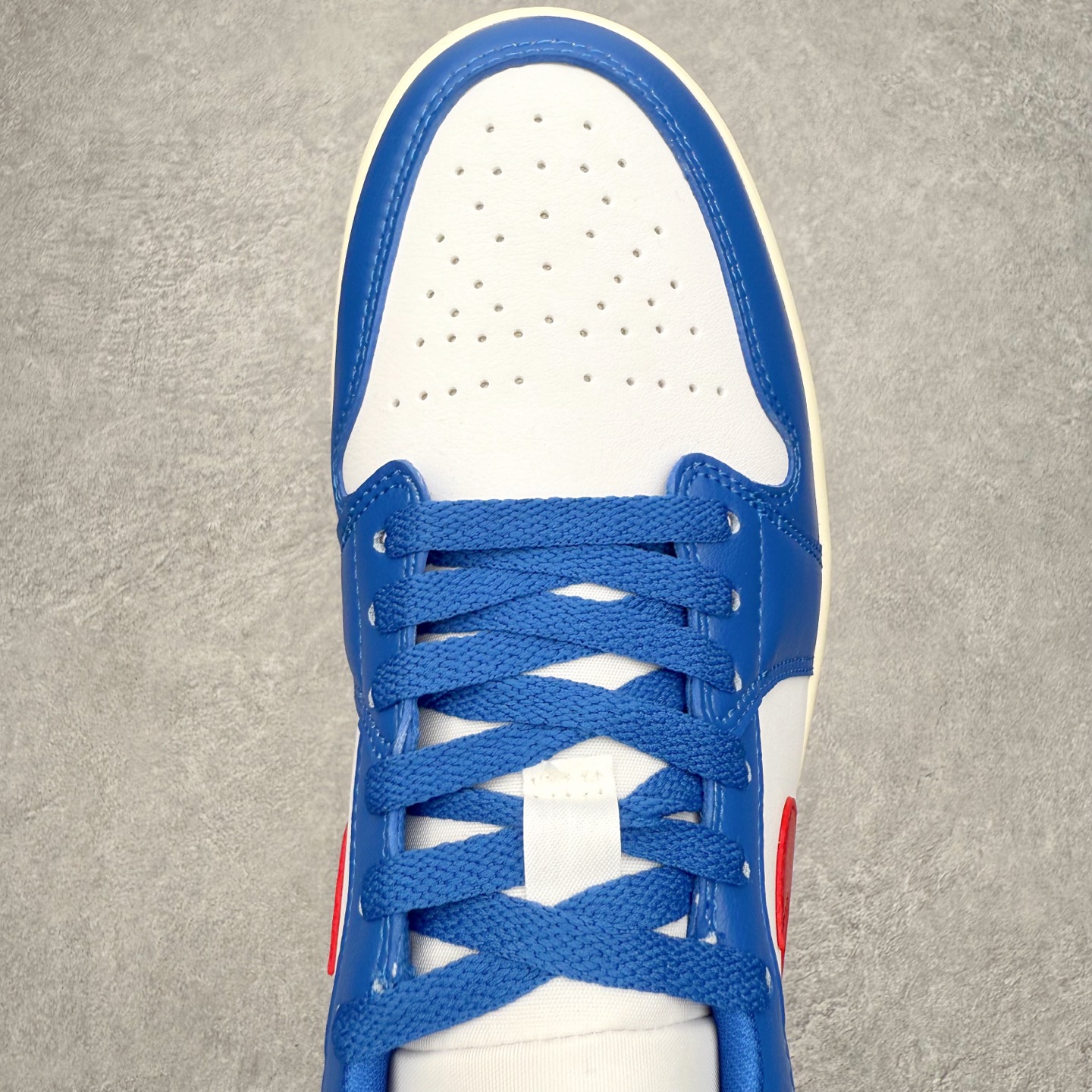 图片[4]-＃小DT Air Jordan AJ1 Low 低帮系列 全新流水线出品 超强性价比 DT版本平替选择 市场第二梯队 全部原鞋开发 原楦原纸板开发 全鞋电脑针车 原厂内置全掌气垫 原盒内在原标 唯一Zp原版鞋带绑法 免检产品 全新2022版型 全头层皮料 完美零毛边处理 原厂配置全掌气垫 价格定位良心 几十个配色陆续出货 实拍调校N版已经零色差零失真 百分百还原实物色彩所见即所得 不存在货不对板色差等低级问题 选购参考实物拍摄 不混卖不参货 只用心做好货严格选品 承诺混一赔十 尺码：36 36.5 37.5 38 38.5 39 40 40.5 41 42 42.5 43 44 44.5 45 46-选品中心