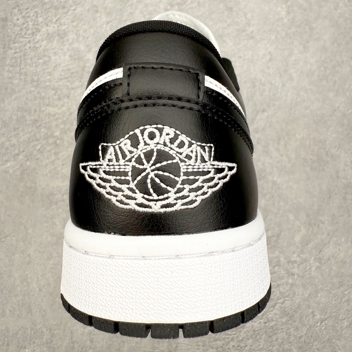 图片[8]-＃小DT Air Jordan AJ1 Low 低帮系列 全新流水线出品 超强性价比 DT版本平替选择 市场第二梯队 全部原鞋开发 原楦原纸板开发 全鞋电脑针车 原厂内置全掌气垫 原盒内在原标 唯一Zp原版鞋带绑法 免检产品 全新2022版型 全头层皮料 完美零毛边处理 原厂配置全掌气垫 价格定位良心 几十个配色陆续出货 实拍调校N版已经零色差零失真 百分百还原实物色彩所见即所得 不存在货不对板色差等低级问题 选购参考实物拍摄 不混卖不参货 只用心做好货严格选品 承诺混一赔十 尺码：36 36.5 37.5 38 38.5 39 40 40.5 41 42 42.5 43 44 44.5 45 46-选品中心