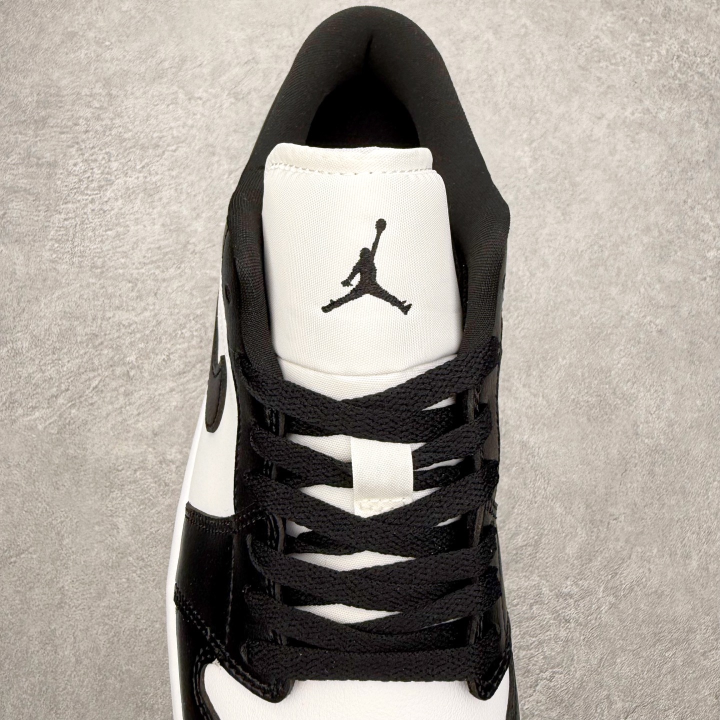 图片[5]-＃小DT Air Jordan AJ1 Low 低帮系列 全新流水线出品 超强性价比 DT版本平替选择 市场第二梯队 全部原鞋开发 原楦原纸板开发 全鞋电脑针车 原厂内置全掌气垫 原盒内在原标 唯一Zp原版鞋带绑法 免检产品 全新2022版型 全头层皮料 完美零毛边处理 原厂配置全掌气垫 价格定位良心 几十个配色陆续出货 实拍调校N版已经零色差零失真 百分百还原实物色彩所见即所得 不存在货不对板色差等低级问题 选购参考实物拍摄 不混卖不参货 只用心做好货严格选品 承诺混一赔十 尺码：36 36.5 37.5 38 38.5 39 40 40.5 41 42 42.5 43 44 44.5 45 46-选品中心