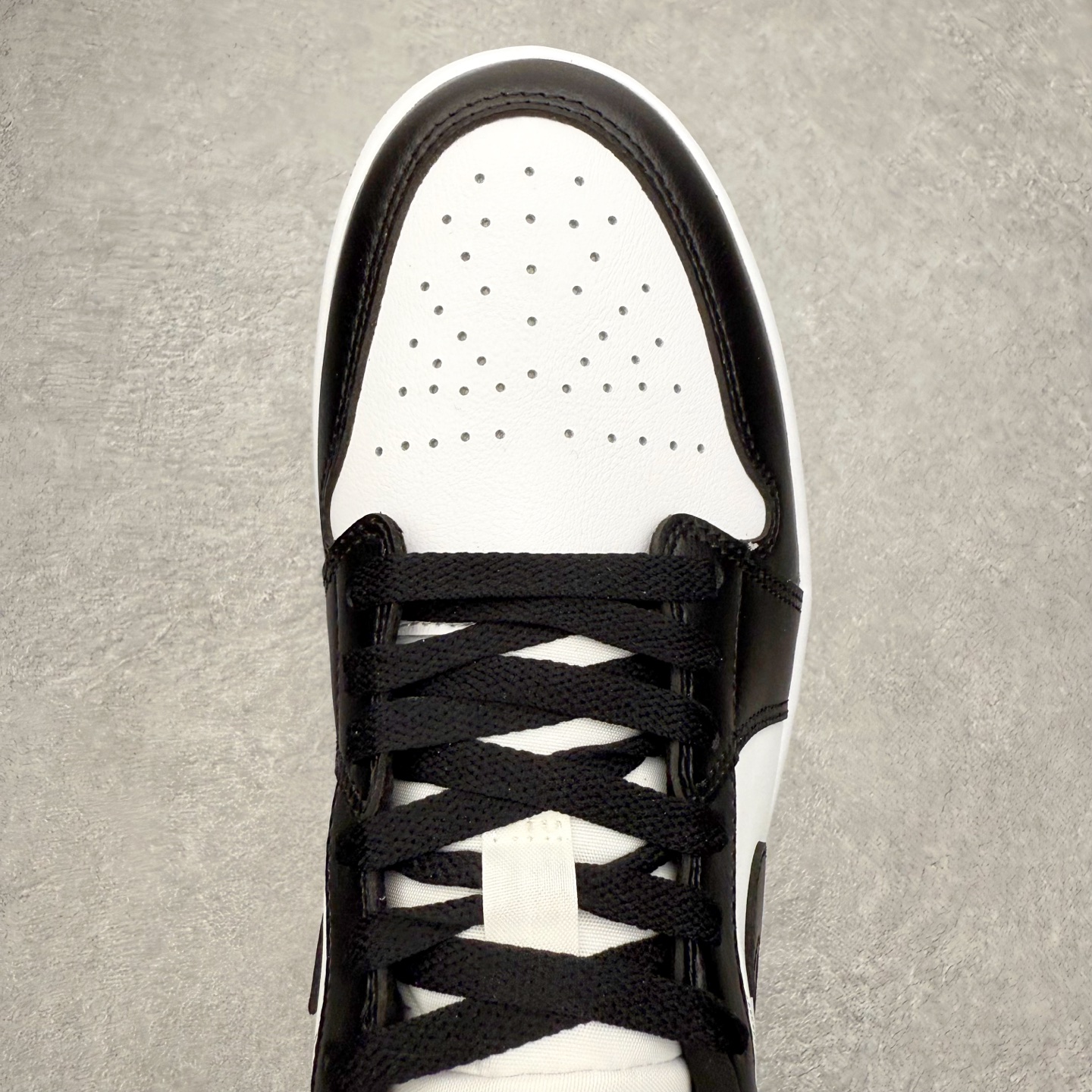 图片[4]-＃小DT Air Jordan AJ1 Low 低帮系列 全新流水线出品 超强性价比 DT版本平替选择 市场第二梯队 全部原鞋开发 原楦原纸板开发 全鞋电脑针车 原厂内置全掌气垫 原盒内在原标 唯一Zp原版鞋带绑法 免检产品 全新2022版型 全头层皮料 完美零毛边处理 原厂配置全掌气垫 价格定位良心 几十个配色陆续出货 实拍调校N版已经零色差零失真 百分百还原实物色彩所见即所得 不存在货不对板色差等低级问题 选购参考实物拍摄 不混卖不参货 只用心做好货严格选品 承诺混一赔十 尺码：36 36.5 37.5 38 38.5 39 40 40.5 41 42 42.5 43 44 44.5 45 46-选品中心