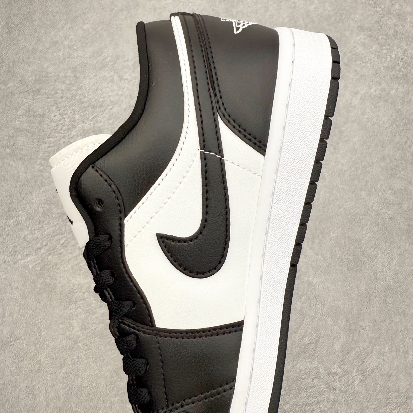 图片[7]-＃小DT Air Jordan AJ1 Low 低帮系列 全新流水线出品 超强性价比 DT版本平替选择 市场第二梯队 全部原鞋开发 原楦原纸板开发 全鞋电脑针车 原厂内置全掌气垫 原盒内在原标 唯一Zp原版鞋带绑法 免检产品 全新2022版型 全头层皮料 完美零毛边处理 原厂配置全掌气垫 价格定位良心 几十个配色陆续出货 实拍调校N版已经零色差零失真 百分百还原实物色彩所见即所得 不存在货不对板色差等低级问题 选购参考实物拍摄 不混卖不参货 只用心做好货严格选品 承诺混一赔十 尺码：36 36.5 37.5 38 38.5 39 40 40.5 41 42 42.5 43 44 44.5 45 46-选品中心