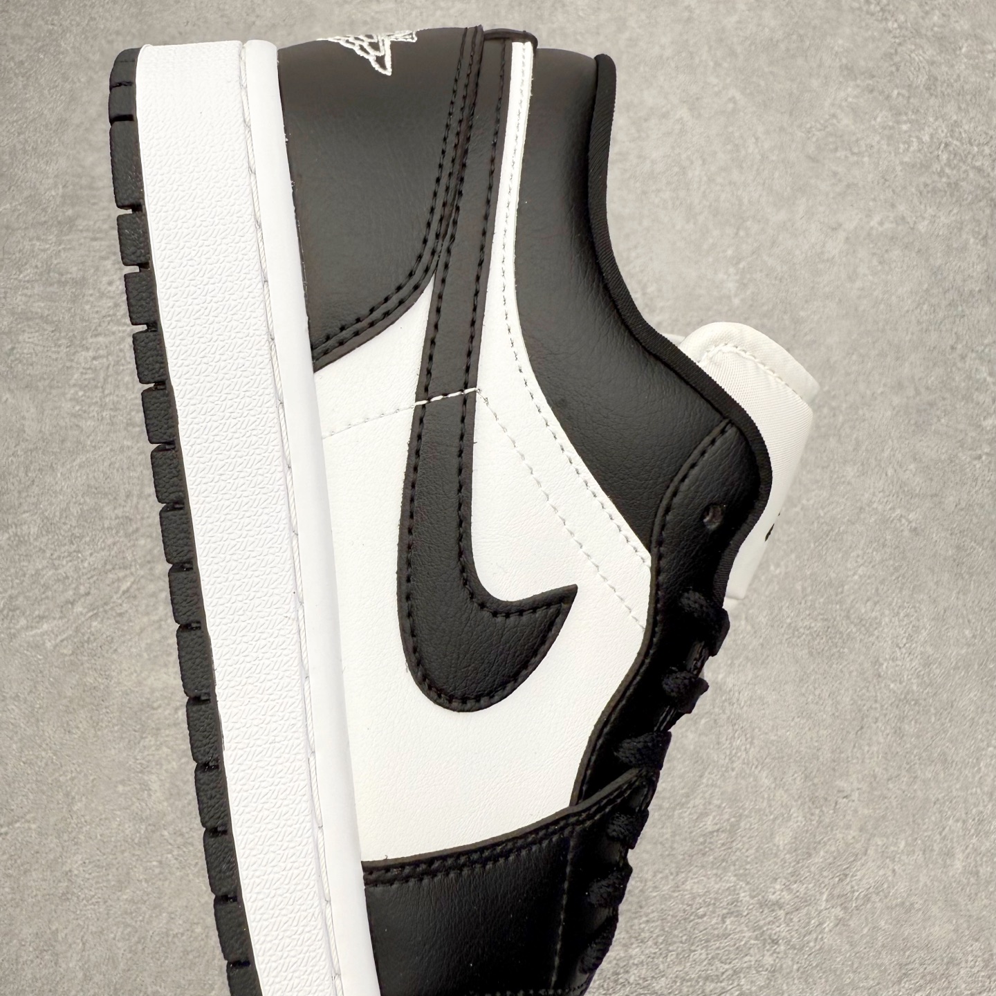 图片[6]-＃小DT Air Jordan AJ1 Low 低帮系列 全新流水线出品 超强性价比 DT版本平替选择 市场第二梯队 全部原鞋开发 原楦原纸板开发 全鞋电脑针车 原厂内置全掌气垫 原盒内在原标 唯一Zp原版鞋带绑法 免检产品 全新2022版型 全头层皮料 完美零毛边处理 原厂配置全掌气垫 价格定位良心 几十个配色陆续出货 实拍调校N版已经零色差零失真 百分百还原实物色彩所见即所得 不存在货不对板色差等低级问题 选购参考实物拍摄 不混卖不参货 只用心做好货严格选品 承诺混一赔十 尺码：36 36.5 37.5 38 38.5 39 40 40.5 41 42 42.5 43 44 44.5 45 46-选品中心