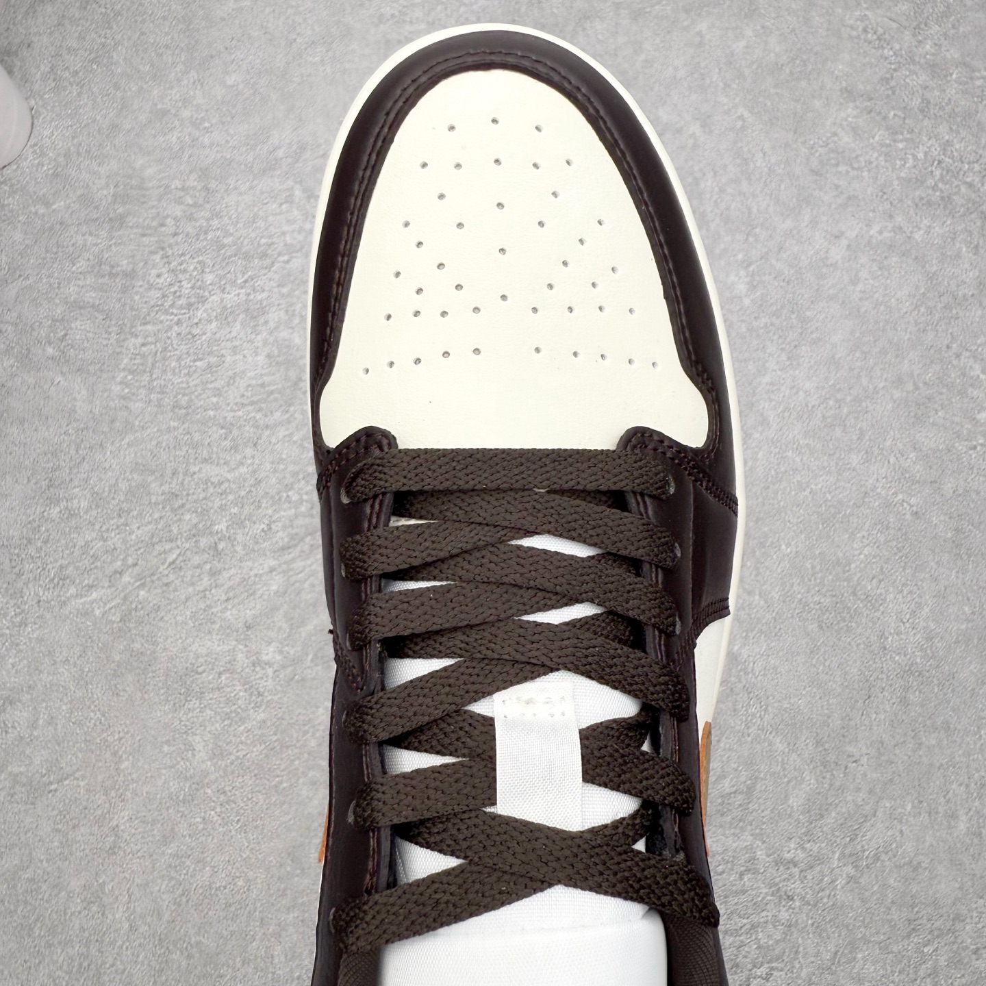 图片[4]-＃小DT Air Jordan AJ1 Low 低帮系列 全新流水线出品 超强性价比 DT版本平替选择 市场第二梯队 全部原鞋开发 原楦原纸板开发 全鞋电脑针车 原厂内置全掌气垫 原盒内在原标 唯一Zp原版鞋带绑法 免检产品 全新2022版型 全头层皮料 完美零毛边处理 原厂配置全掌气垫 价格定位良心 几十个配色陆续出货 实拍调校N版已经零色差零失真 百分百还原实物色彩所见即所得 不存在货不对板色差等低级问题 选购参考实物拍摄 不混卖不参货 只用心做好货严格选品 承诺混一赔十 尺码：36 36.5 37.5 38 38.5 39 40 40.5 41 42 42.5 43 44 44.5 45 46-选品中心