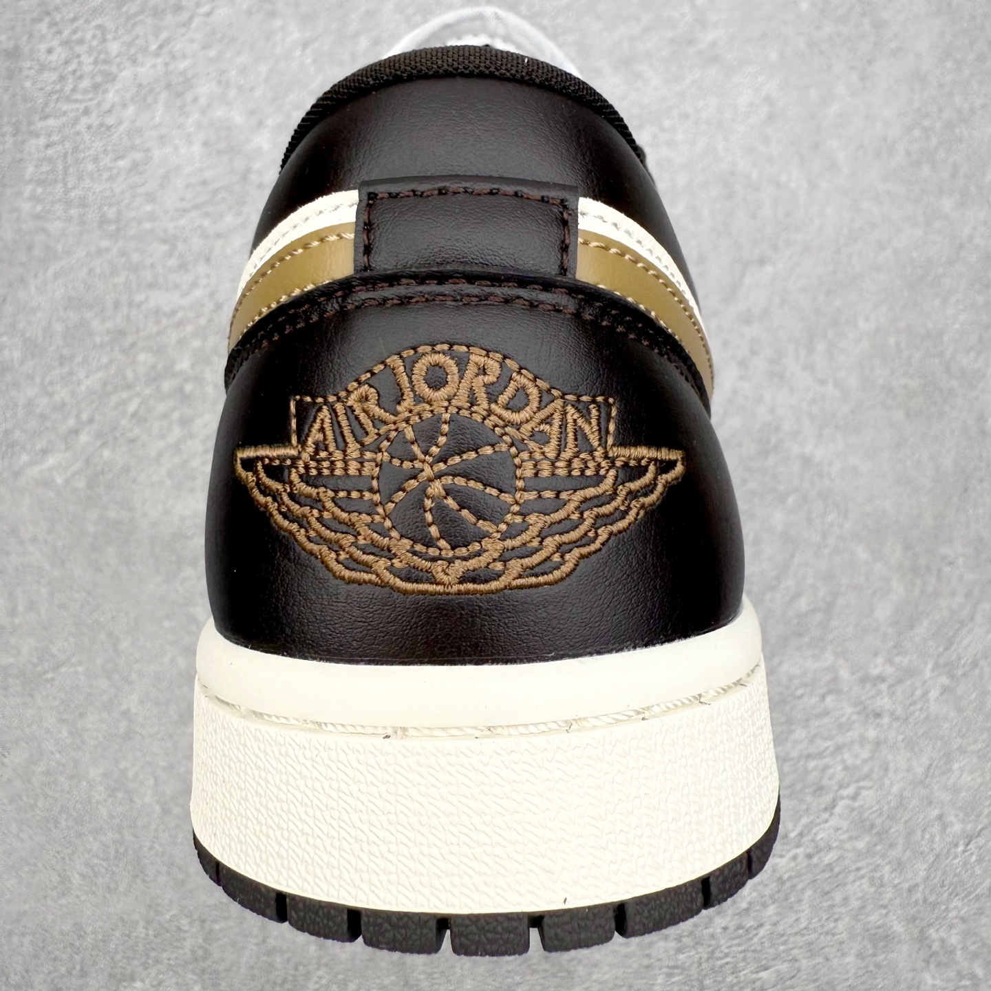 图片[8]-＃小DT Air Jordan AJ1 Low 低帮系列 全新流水线出品 超强性价比 DT版本平替选择 市场第二梯队 全部原鞋开发 原楦原纸板开发 全鞋电脑针车 原厂内置全掌气垫 原盒内在原标 唯一Zp原版鞋带绑法 免检产品 全新2022版型 全头层皮料 完美零毛边处理 原厂配置全掌气垫 价格定位良心 几十个配色陆续出货 实拍调校N版已经零色差零失真 百分百还原实物色彩所见即所得 不存在货不对板色差等低级问题 选购参考实物拍摄 不混卖不参货 只用心做好货严格选品 承诺混一赔十 尺码：36 36.5 37.5 38 38.5 39 40 40.5 41 42 42.5 43 44 44.5 45 46-选品中心