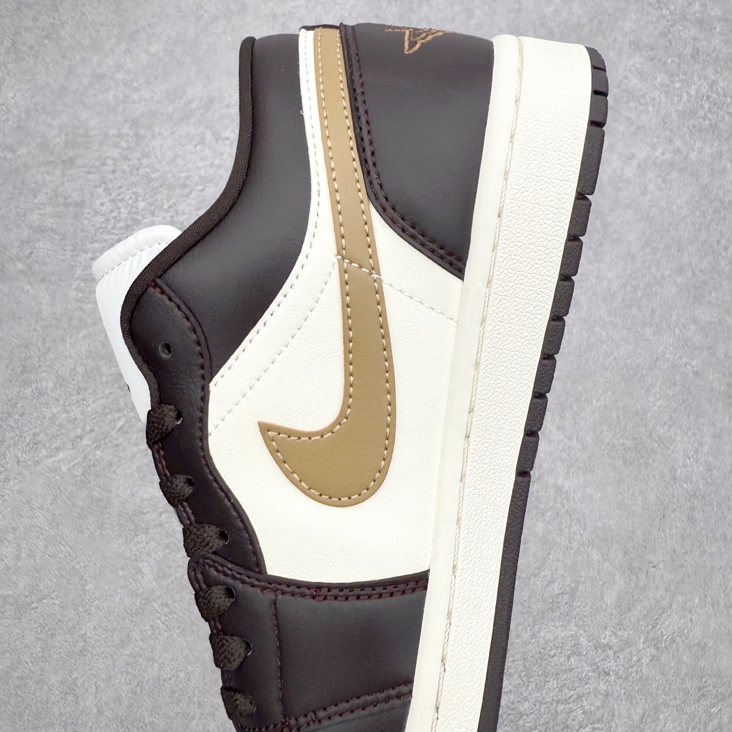 图片[7]-＃小DT Air Jordan AJ1 Low 低帮系列 全新流水线出品 超强性价比 DT版本平替选择 市场第二梯队 全部原鞋开发 原楦原纸板开发 全鞋电脑针车 原厂内置全掌气垫 原盒内在原标 唯一Zp原版鞋带绑法 免检产品 全新2022版型 全头层皮料 完美零毛边处理 原厂配置全掌气垫 价格定位良心 几十个配色陆续出货 实拍调校N版已经零色差零失真 百分百还原实物色彩所见即所得 不存在货不对板色差等低级问题 选购参考实物拍摄 不混卖不参货 只用心做好货严格选品 承诺混一赔十 尺码：36 36.5 37.5 38 38.5 39 40 40.5 41 42 42.5 43 44 44.5 45 46-选品中心