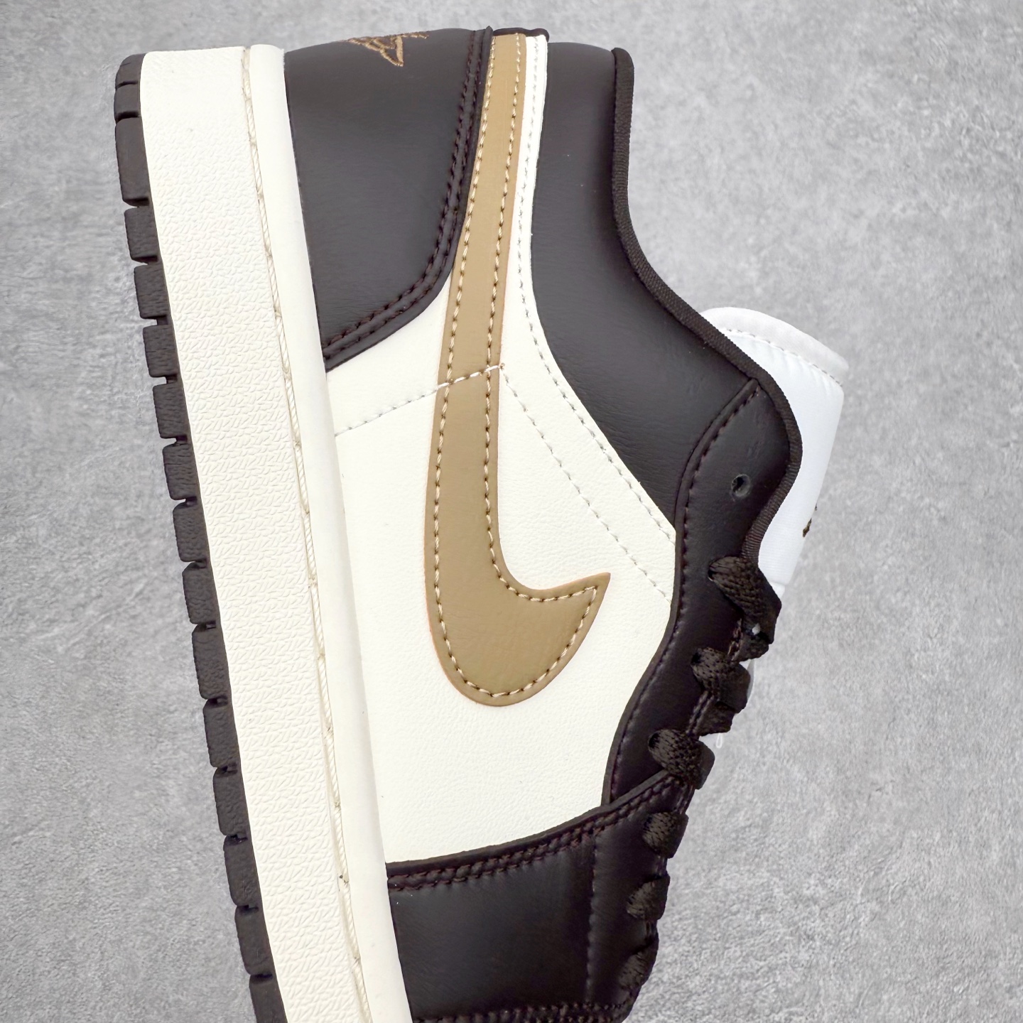 图片[6]-＃小DT Air Jordan AJ1 Low 低帮系列 全新流水线出品 超强性价比 DT版本平替选择 市场第二梯队 全部原鞋开发 原楦原纸板开发 全鞋电脑针车 原厂内置全掌气垫 原盒内在原标 唯一Zp原版鞋带绑法 免检产品 全新2022版型 全头层皮料 完美零毛边处理 原厂配置全掌气垫 价格定位良心 几十个配色陆续出货 实拍调校N版已经零色差零失真 百分百还原实物色彩所见即所得 不存在货不对板色差等低级问题 选购参考实物拍摄 不混卖不参货 只用心做好货严格选品 承诺混一赔十 尺码：36 36.5 37.5 38 38.5 39 40 40.5 41 42 42.5 43 44 44.5 45 46-选品中心