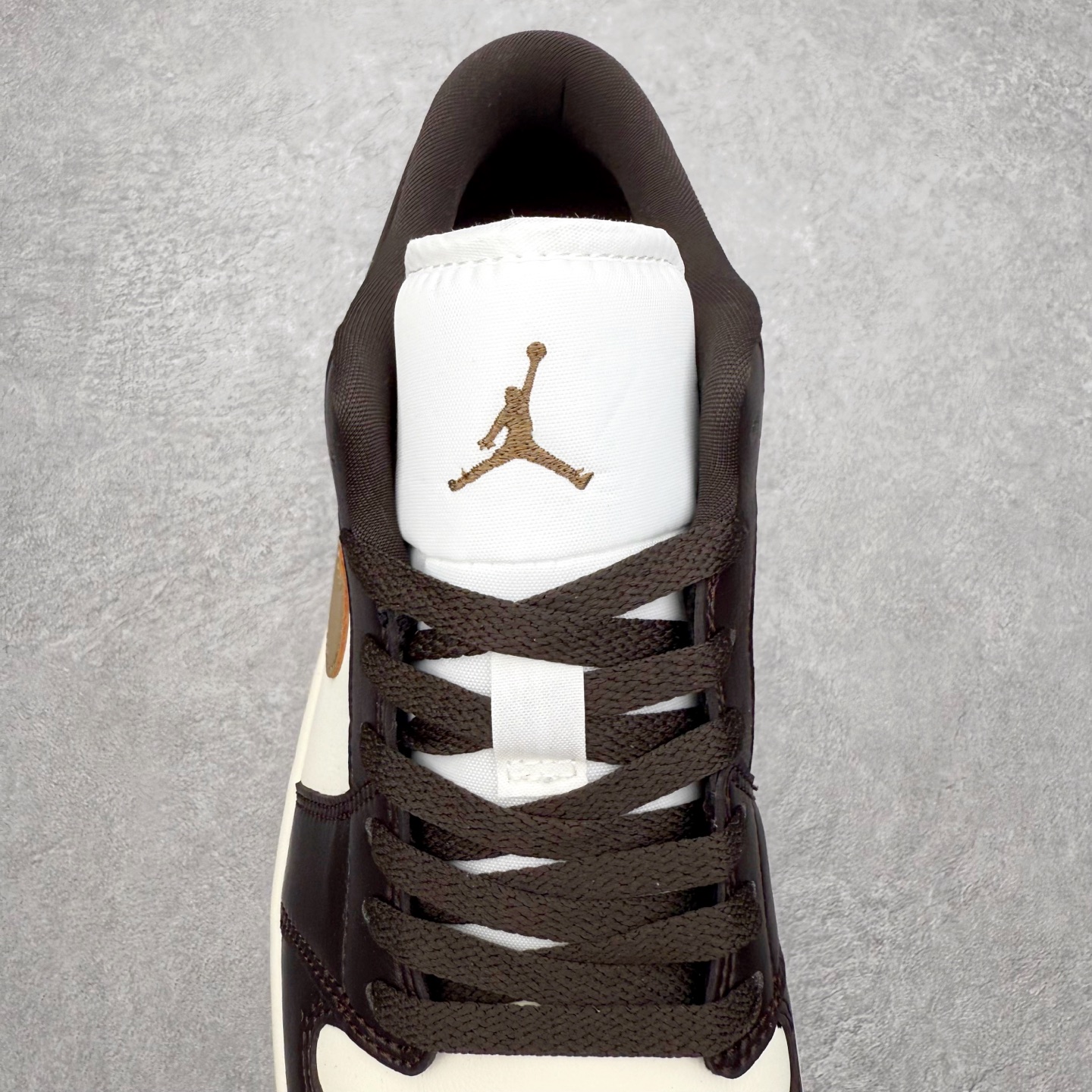 图片[5]-＃小DT Air Jordan AJ1 Low 低帮系列 全新流水线出品 超强性价比 DT版本平替选择 市场第二梯队 全部原鞋开发 原楦原纸板开发 全鞋电脑针车 原厂内置全掌气垫 原盒内在原标 唯一Zp原版鞋带绑法 免检产品 全新2022版型 全头层皮料 完美零毛边处理 原厂配置全掌气垫 价格定位良心 几十个配色陆续出货 实拍调校N版已经零色差零失真 百分百还原实物色彩所见即所得 不存在货不对板色差等低级问题 选购参考实物拍摄 不混卖不参货 只用心做好货严格选品 承诺混一赔十 尺码：36 36.5 37.5 38 38.5 39 40 40.5 41 42 42.5 43 44 44.5 45 46-选品中心