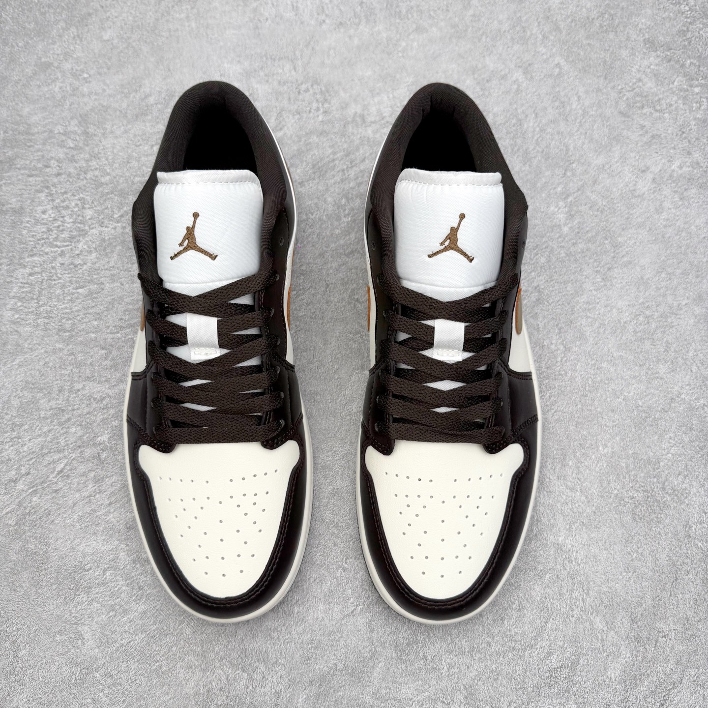 图片[2]-＃小DT Air Jordan AJ1 Low 低帮系列 全新流水线出品 超强性价比 DT版本平替选择 市场第二梯队 全部原鞋开发 原楦原纸板开发 全鞋电脑针车 原厂内置全掌气垫 原盒内在原标 唯一Zp原版鞋带绑法 免检产品 全新2022版型 全头层皮料 完美零毛边处理 原厂配置全掌气垫 价格定位良心 几十个配色陆续出货 实拍调校N版已经零色差零失真 百分百还原实物色彩所见即所得 不存在货不对板色差等低级问题 选购参考实物拍摄 不混卖不参货 只用心做好货严格选品 承诺混一赔十 尺码：36 36.5 37.5 38 38.5 39 40 40.5 41 42 42.5 43 44 44.5 45 46-选品中心