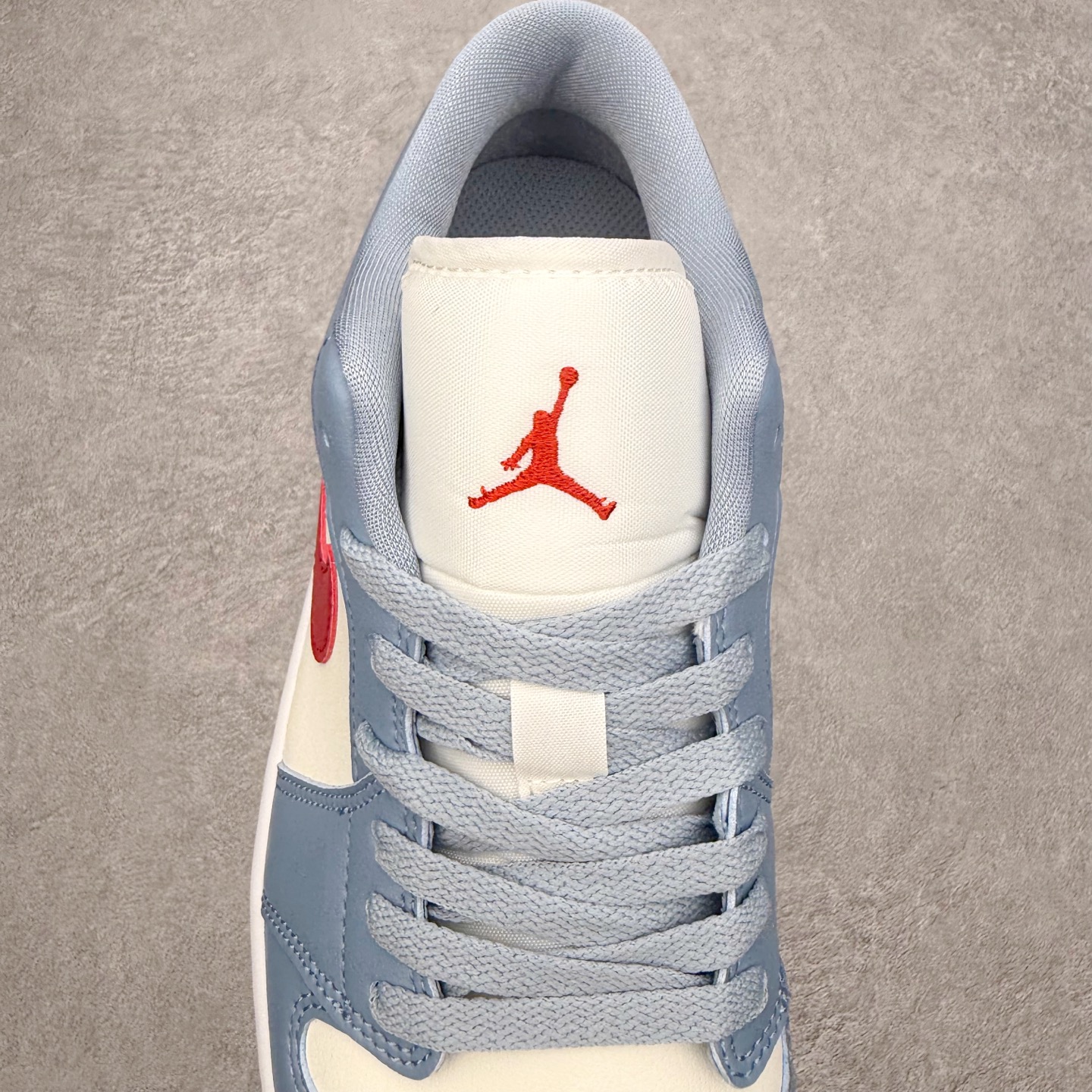 图片[5]-＃小DT Air Jordan AJ1 Low 低帮系列 全新流水线出品 超强性价比 DT版本平替选择 市场第二梯队 全部原鞋开发 原楦原纸板开发 全鞋电脑针车 原厂内置全掌气垫 原盒内在原标 唯一Zp原版鞋带绑法 免检产品 全新2022版型 全头层皮料 完美零毛边处理 原厂配置全掌气垫 价格定位良心 几十个配色陆续出货 实拍调校N版已经零色差零失真 百分百还原实物色彩所见即所得 不存在货不对板色差等低级问题 选购参考实物拍摄 不混卖不参货 只用心做好货严格选品 承诺混一赔十 尺码：36 36.5 37.5 38 38.5 39 40 40.5 41 42 42.5 43 44 44.5 45 46-选品中心