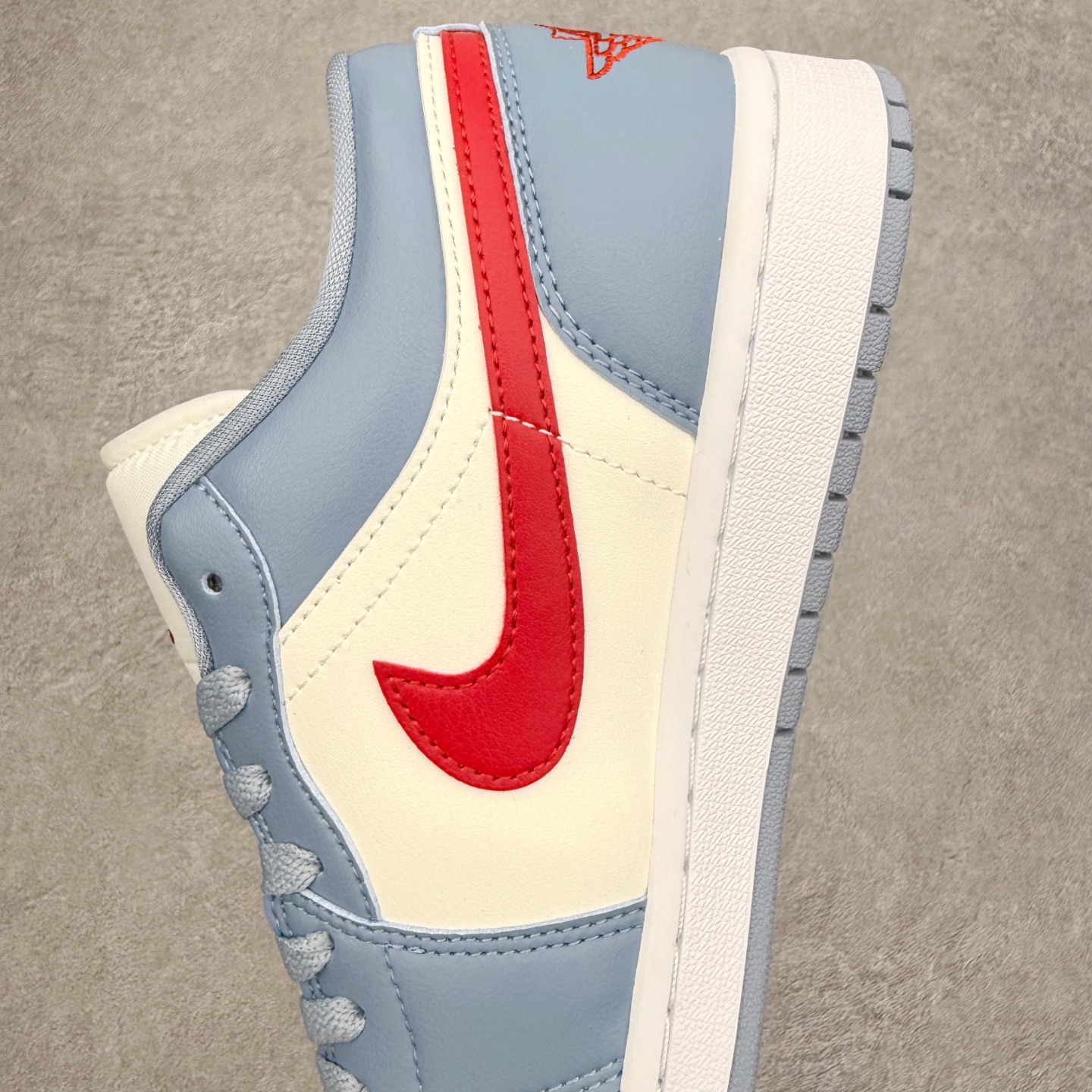 图片[7]-＃小DT Air Jordan AJ1 Low 低帮系列 全新流水线出品 超强性价比 DT版本平替选择 市场第二梯队 全部原鞋开发 原楦原纸板开发 全鞋电脑针车 原厂内置全掌气垫 原盒内在原标 唯一Zp原版鞋带绑法 免检产品 全新2022版型 全头层皮料 完美零毛边处理 原厂配置全掌气垫 价格定位良心 几十个配色陆续出货 实拍调校N版已经零色差零失真 百分百还原实物色彩所见即所得 不存在货不对板色差等低级问题 选购参考实物拍摄 不混卖不参货 只用心做好货严格选品 承诺混一赔十 尺码：36 36.5 37.5 38 38.5 39 40 40.5 41 42 42.5 43 44 44.5 45 46-选品中心