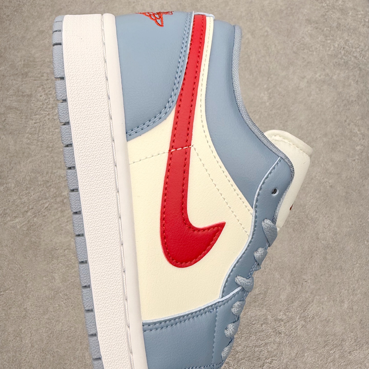 图片[6]-＃小DT Air Jordan AJ1 Low 低帮系列 全新流水线出品 超强性价比 DT版本平替选择 市场第二梯队 全部原鞋开发 原楦原纸板开发 全鞋电脑针车 原厂内置全掌气垫 原盒内在原标 唯一Zp原版鞋带绑法 免检产品 全新2022版型 全头层皮料 完美零毛边处理 原厂配置全掌气垫 价格定位良心 几十个配色陆续出货 实拍调校N版已经零色差零失真 百分百还原实物色彩所见即所得 不存在货不对板色差等低级问题 选购参考实物拍摄 不混卖不参货 只用心做好货严格选品 承诺混一赔十 尺码：36 36.5 37.5 38 38.5 39 40 40.5 41 42 42.5 43 44 44.5 45 46-选品中心