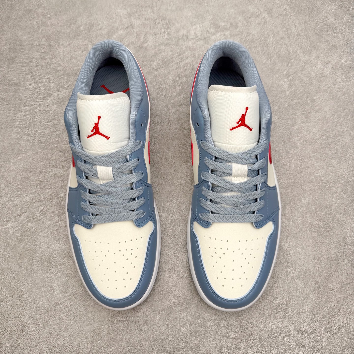 图片[2]-＃小DT Air Jordan AJ1 Low 低帮系列 全新流水线出品 超强性价比 DT版本平替选择 市场第二梯队 全部原鞋开发 原楦原纸板开发 全鞋电脑针车 原厂内置全掌气垫 原盒内在原标 唯一Zp原版鞋带绑法 免检产品 全新2022版型 全头层皮料 完美零毛边处理 原厂配置全掌气垫 价格定位良心 几十个配色陆续出货 实拍调校N版已经零色差零失真 百分百还原实物色彩所见即所得 不存在货不对板色差等低级问题 选购参考实物拍摄 不混卖不参货 只用心做好货严格选品 承诺混一赔十 尺码：36 36.5 37.5 38 38.5 39 40 40.5 41 42 42.5 43 44 44.5 45 46-选品中心