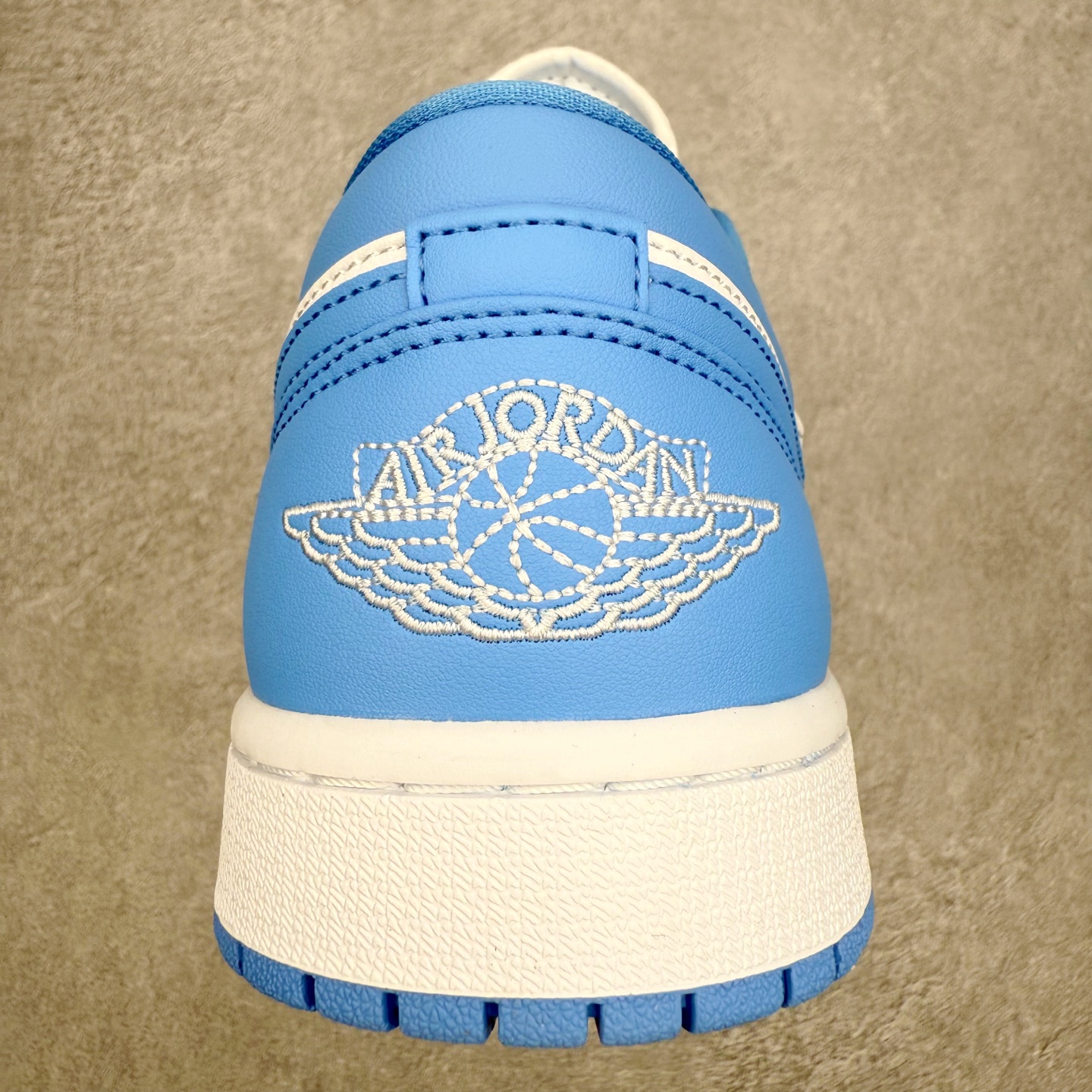 图片[8]-＃小DT Air Jordan AJ1 Low 低帮系列 全新流水线出品 超强性价比 DT版本平替选择 市场第二梯队 全部原鞋开发 原楦原纸板开发 全鞋电脑针车 原厂内置全掌气垫 原盒内在原标 唯一Zp原版鞋带绑法 免检产品 全新2022版型 全头层皮料 完美零毛边处理 原厂配置全掌气垫 价格定位良心 几十个配色陆续出货 实拍调校N版已经零色差零失真 百分百还原实物色彩所见即所得 不存在货不对板色差等低级问题 选购参考实物拍摄 不混卖不参货 只用心做好货严格选品 承诺混一赔十 尺码：36 36.5 37.5 38 38.5 39 40 40.5 41 42 42.5 43 44 44.5 45 46-选品中心