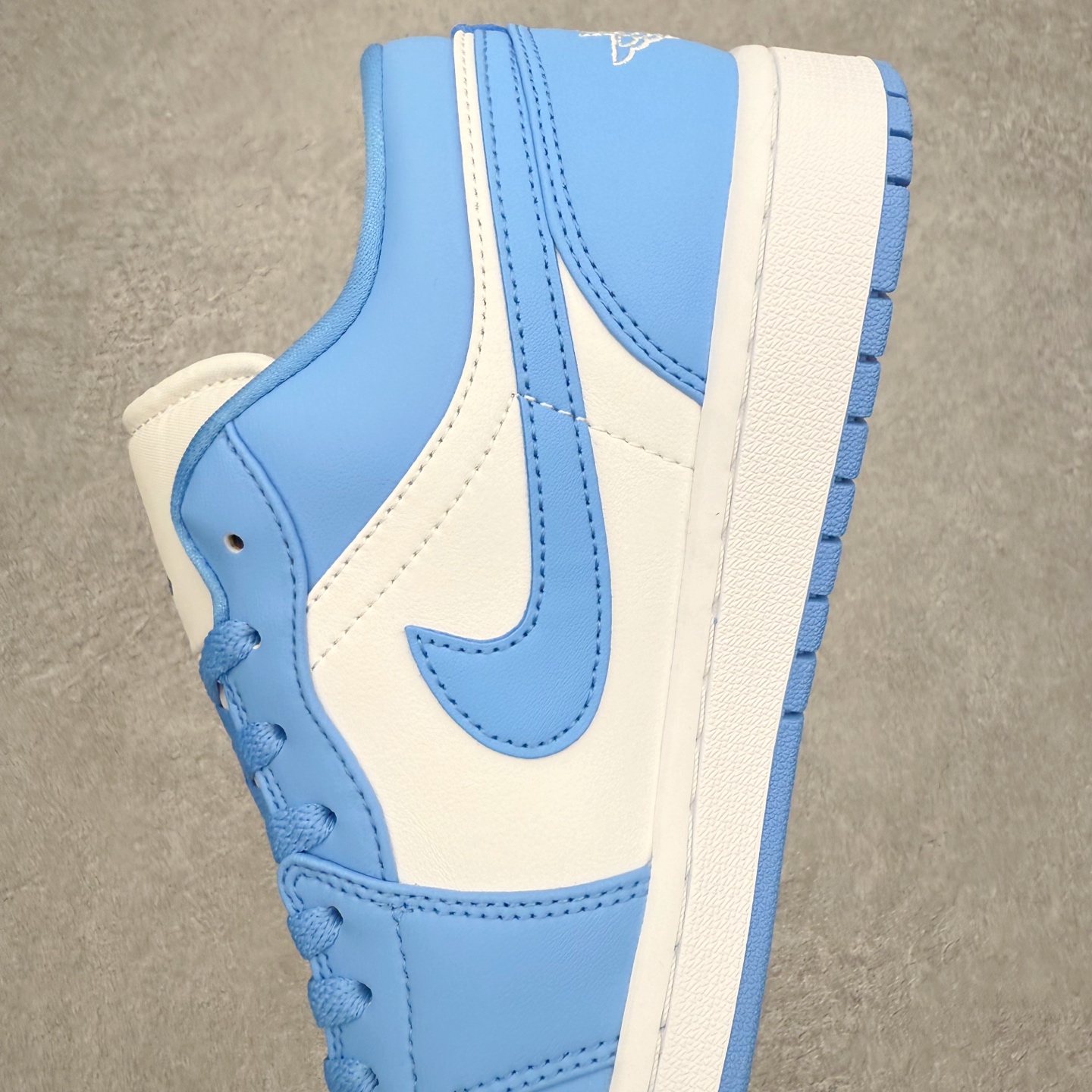 图片[7]-＃小DT Air Jordan AJ1 Low 低帮系列 全新流水线出品 超强性价比 DT版本平替选择 市场第二梯队 全部原鞋开发 原楦原纸板开发 全鞋电脑针车 原厂内置全掌气垫 原盒内在原标 唯一Zp原版鞋带绑法 免检产品 全新2022版型 全头层皮料 完美零毛边处理 原厂配置全掌气垫 价格定位良心 几十个配色陆续出货 实拍调校N版已经零色差零失真 百分百还原实物色彩所见即所得 不存在货不对板色差等低级问题 选购参考实物拍摄 不混卖不参货 只用心做好货严格选品 承诺混一赔十 尺码：36 36.5 37.5 38 38.5 39 40 40.5 41 42 42.5 43 44 44.5 45 46-选品中心