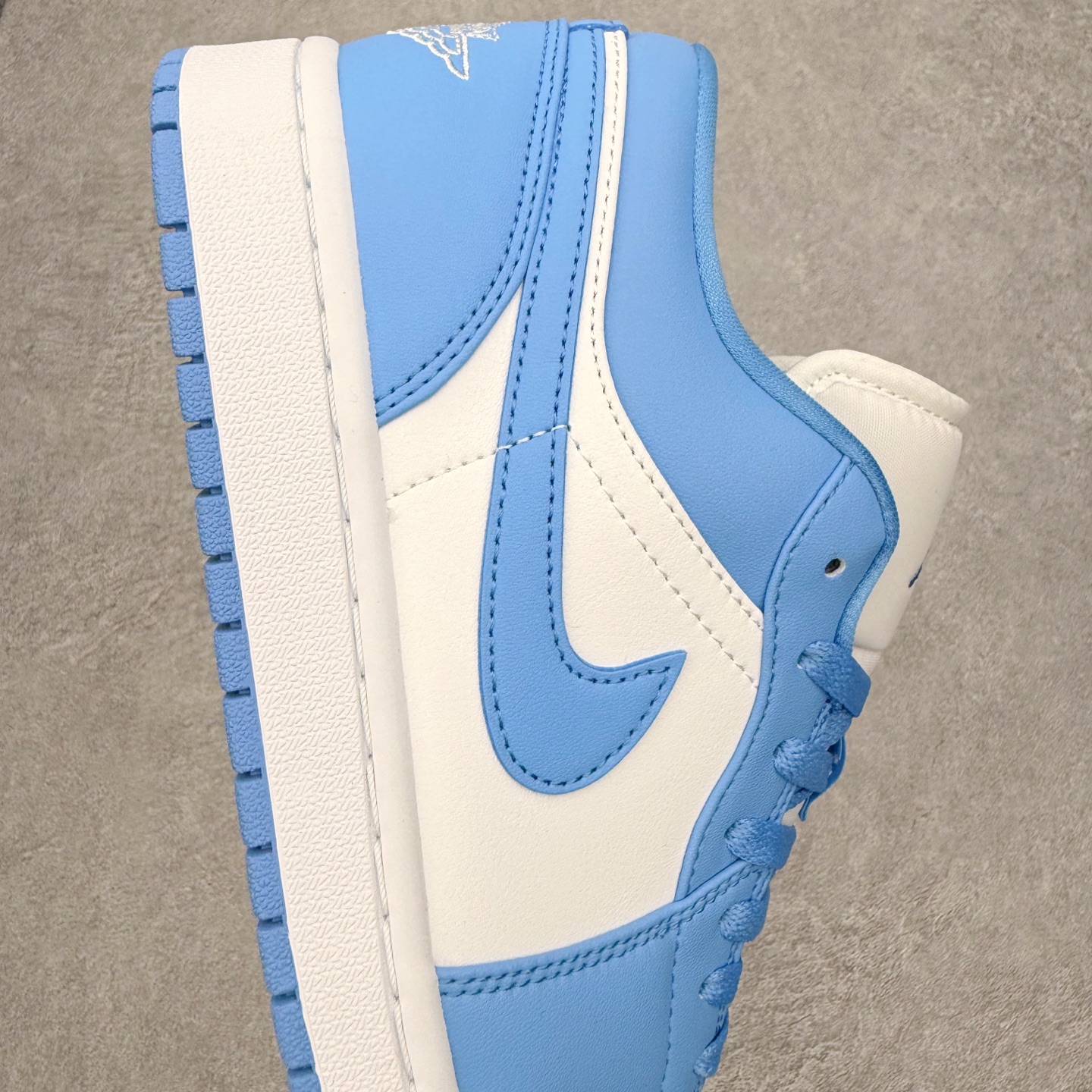 图片[6]-＃小DT Air Jordan AJ1 Low 低帮系列 全新流水线出品 超强性价比 DT版本平替选择 市场第二梯队 全部原鞋开发 原楦原纸板开发 全鞋电脑针车 原厂内置全掌气垫 原盒内在原标 唯一Zp原版鞋带绑法 免检产品 全新2022版型 全头层皮料 完美零毛边处理 原厂配置全掌气垫 价格定位良心 几十个配色陆续出货 实拍调校N版已经零色差零失真 百分百还原实物色彩所见即所得 不存在货不对板色差等低级问题 选购参考实物拍摄 不混卖不参货 只用心做好货严格选品 承诺混一赔十 尺码：36 36.5 37.5 38 38.5 39 40 40.5 41 42 42.5 43 44 44.5 45 46-选品中心