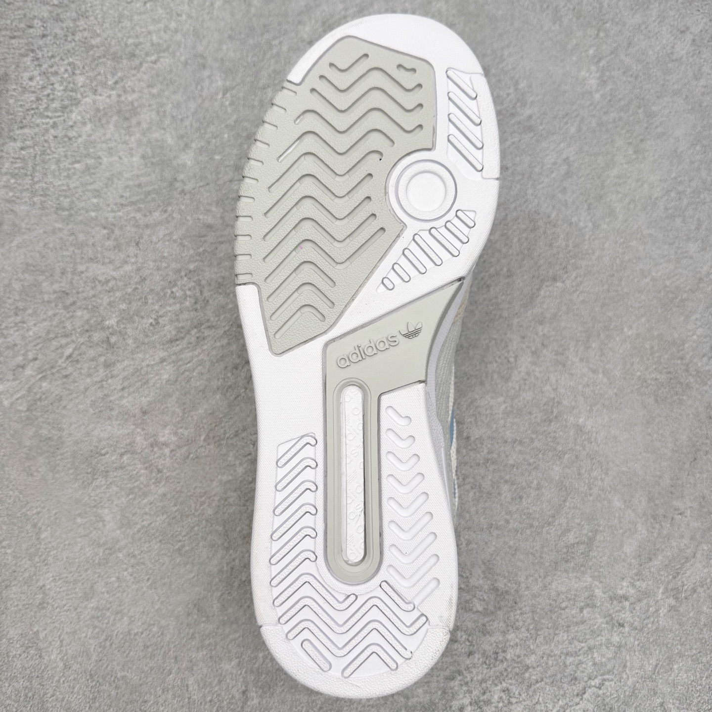 图片[9]-AD Originals 2020 DROP STEP XL三叶草新款 低帮校园休闲运动板鞋 汇聚80和90年代篮球鞋设计含纹理感皮革和绒面革混合鞋面 缀撞色细节 造型复古 搭配加衬及踝鞋领和乙烯乙酸乙烯酯(EVA)插片 脚感舒适 让复古篮球风伴你出 尺码：36 36²/₃ 37¹/₃ 38 38²/₃ 39¹/₃ 40 40²/₃ 41¹/₃ 42 42²/₃ 43¹/₃ 44 44²/₃ 45¹/₃-选品中心