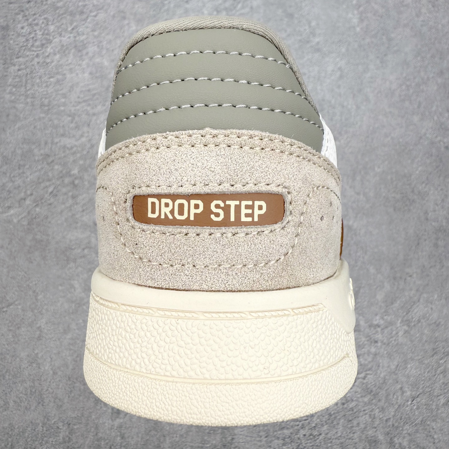 图片[8]-AD Originals 2020 DROP STEP XL三叶草新款 低帮校园休闲运动板鞋 汇聚80和90年代篮球鞋设计含纹理感皮革和绒面革混合鞋面 缀撞色细节 造型复古 搭配加衬及踝鞋领和乙烯乙酸乙烯酯(EVA)插片 脚感舒适 让复古篮球风伴你出 尺码：36 36²/₃ 37¹/₃ 38 38²/₃ 39¹/₃ 40 40²/₃ 41¹/₃ 42 42²/₃ 43¹/₃ 44 44²/₃ 45¹/₃-选品中心