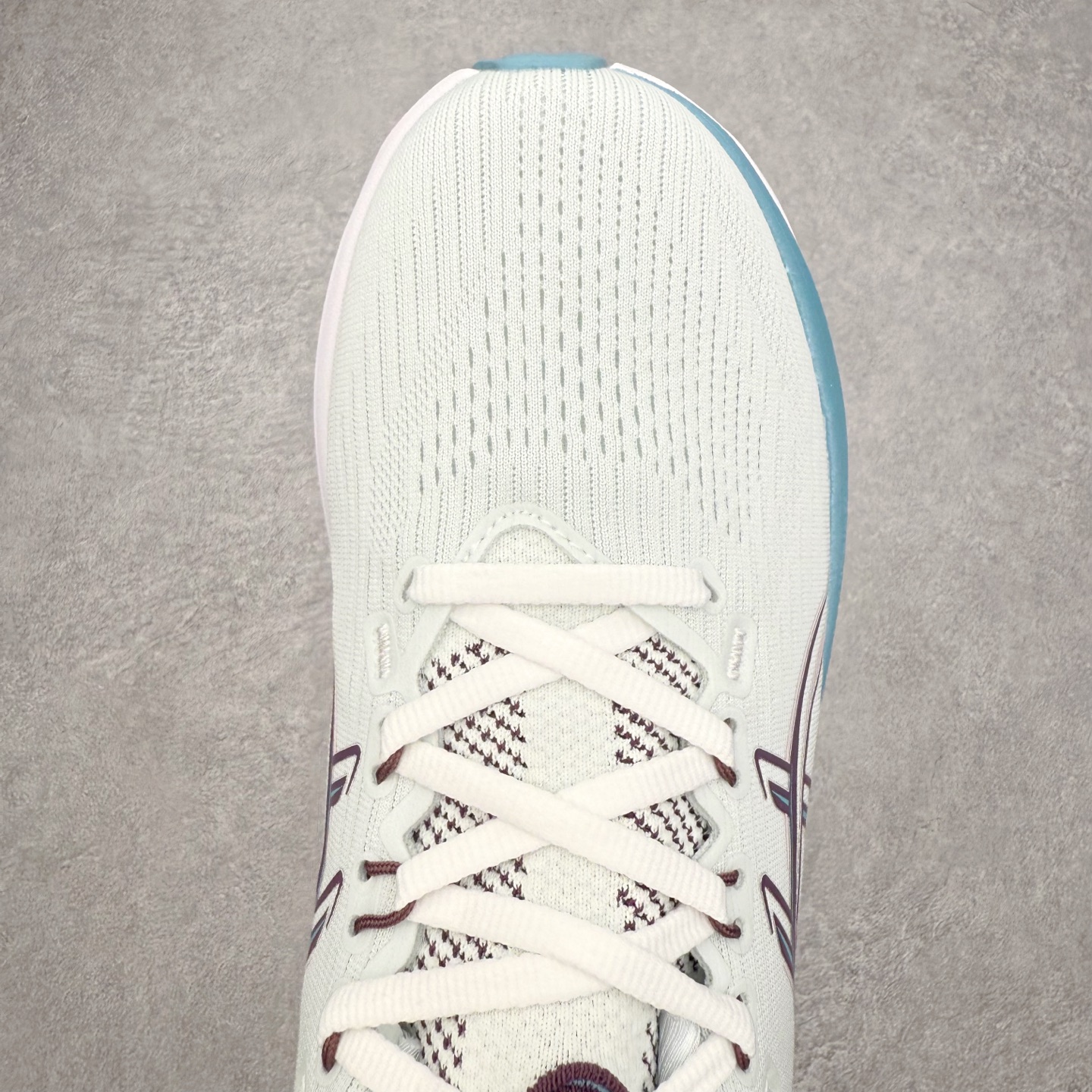 图片[4]-Asics GEL-Nimbus 28 亚瑟士缓震跑鞋 近年复古风潮的势头很旺 ASICS一直坚信保持身体的健康与活力是打造健康快乐的生活方式的最佳途径 ASICS为复古鞋型注入新设计 为玩家的街头穿搭提供了更多可能 GEL-NIMBUSTM9运动鞋最初是为中立和仰卧跑步者设计的长距离训练器 采用原始材料和关键细节重新设计 其Y2K时代的工业外观也被大胆的对比和色块所抵消 尺码：36 36.5 37.5 38 38.5 39 40 40.5 41.5 42 42.5 43.5 44 44.5 45-选品中心