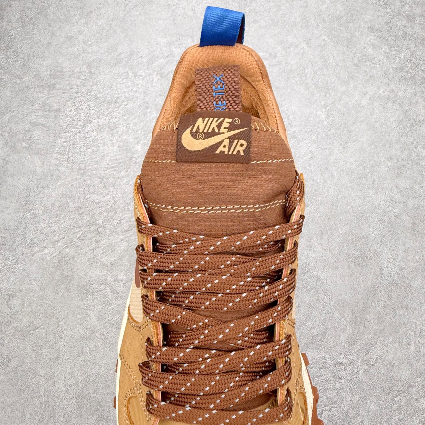 图片[5]-Air Jordan AJ1 Element Gore-Tex 经典耐用 低帮跑步鞋 卡其色 FV4227-003 鞋款以经典的 Air Jordan 1 Low 为设计蓝本，在此基础上加入Gore-Tex 科技，增强鞋款户外性能的同时，增添帅气硬核气息 鞋面采用特殊材质打造，有助于防水防尘；后跟及鞋舌提环细节处注入GORE-TEX 标签加持，搭载布满硬核户外胶钉设计的鞋底，带来更强户外抓地力的同时，进一步确保户外性能 实拍调校N版已经零色差零失真 百分百还原实物色彩所见即所得 不存在货不对板色差等低级问题 选购参考实物拍摄 不混卖不参货 只用心做好货严格选品 承诺混一赔十 尺码：39 40 40.5 41 42 42.5 43 44 44.5 45-选品中心