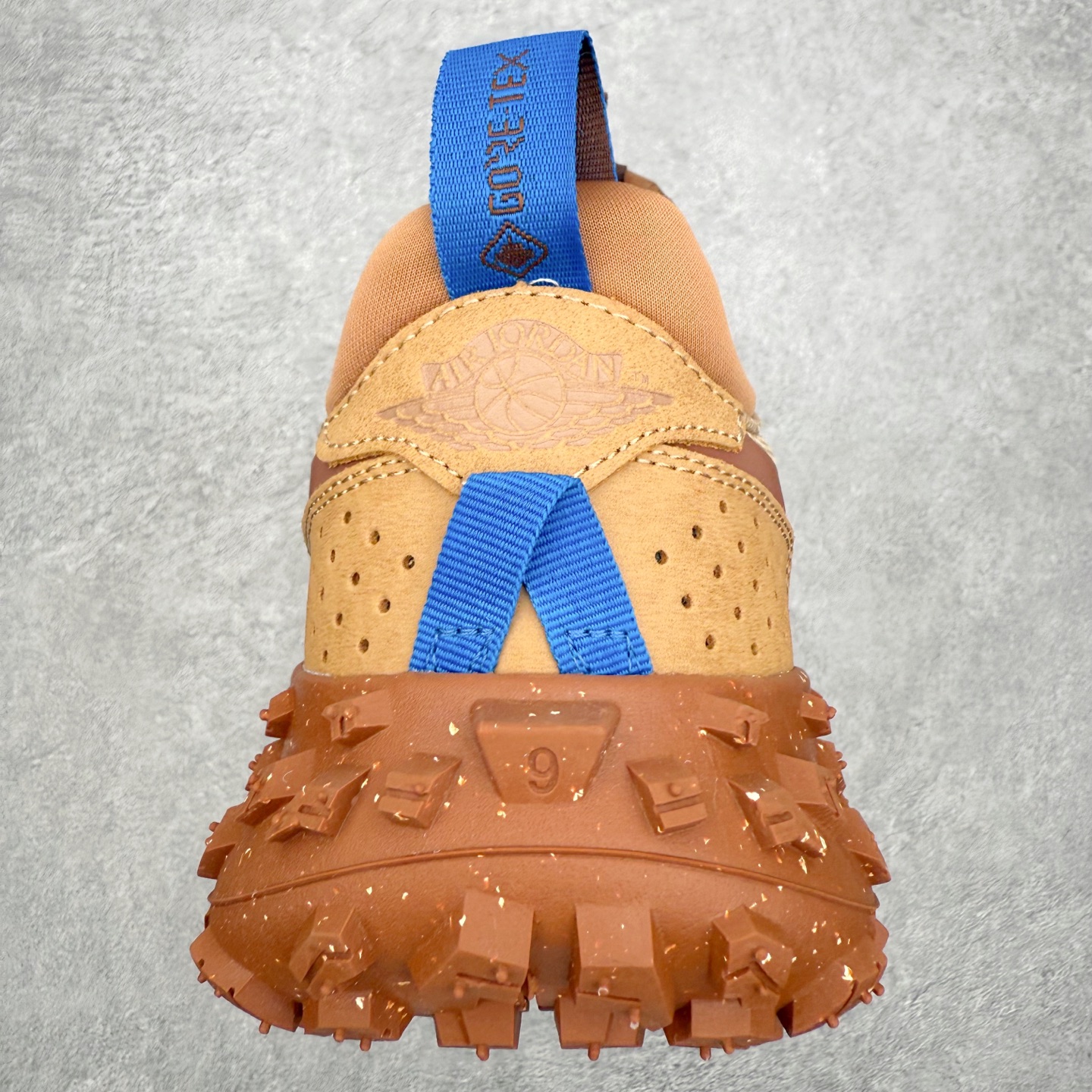 图片[8]-Air Jordan AJ1 Element Gore-Tex 经典耐用 低帮跑步鞋 卡其色 FV4227-003 鞋款以经典的 Air Jordan 1 Low 为设计蓝本，在此基础上加入Gore-Tex 科技，增强鞋款户外性能的同时，增添帅气硬核气息 鞋面采用特殊材质打造，有助于防水防尘；后跟及鞋舌提环细节处注入GORE-TEX 标签加持，搭载布满硬核户外胶钉设计的鞋底，带来更强户外抓地力的同时，进一步确保户外性能 实拍调校N版已经零色差零失真 百分百还原实物色彩所见即所得 不存在货不对板色差等低级问题 选购参考实物拍摄 不混卖不参货 只用心做好货严格选品 承诺混一赔十 尺码：39 40 40.5 41 42 42.5 43 44 44.5 45-选品中心