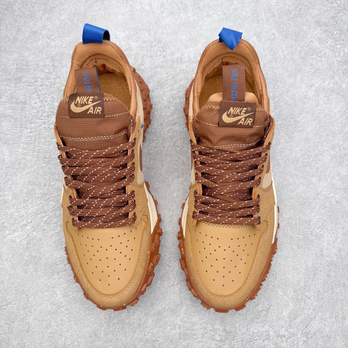 图片[2]-Air Jordan AJ1 Element Gore-Tex 经典耐用 低帮跑步鞋 卡其色 FV4227-003 鞋款以经典的 Air Jordan 1 Low 为设计蓝本，在此基础上加入Gore-Tex 科技，增强鞋款户外性能的同时，增添帅气硬核气息 鞋面采用特殊材质打造，有助于防水防尘；后跟及鞋舌提环细节处注入GORE-TEX 标签加持，搭载布满硬核户外胶钉设计的鞋底，带来更强户外抓地力的同时，进一步确保户外性能 实拍调校N版已经零色差零失真 百分百还原实物色彩所见即所得 不存在货不对板色差等低级问题 选购参考实物拍摄 不混卖不参货 只用心做好货严格选品 承诺混一赔十 尺码：39 40 40.5 41 42 42.5 43 44 44.5 45-选品中心