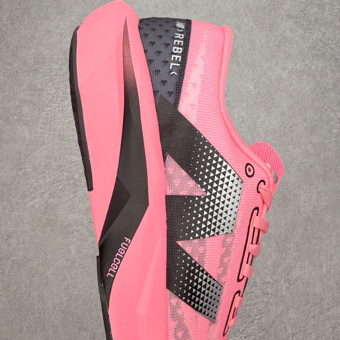 图片[6]-NEW BALANCE Rebel FuelCell Rebel V4 SuperComp Elite 精英版内置碳板 舒适时尚织物减震耐磨低帮马拉松轻量化跑步鞋 NB新百伦于 2019 年夏天首次发布了 Rebel 在制鞋业仍在向强调能量回报的弹力泡沫转变的时候 Rebel 确实是一个叛逆者 快进到 2024 年 Rebel v4 承诺通过重新配制的中底化合物和更高的堆叠高度提供更轻、更有弹性的跑步体验 就像New Balance SC Elite v4一样 Rebel v4 提供了完全重新设计的中底化合物 最新的混合物将 New Balance 专有的 FuelCell 泡沫（TPU 和 EVA 的混合物）与 PEBA 泡沫相结合 带来更弹跳的跑步体验 PEBA是一种超轻 高性能的泡沫 通常出现在镀碳超级鞋中 New Balance Rebel v4、ASICS Novablast 4和Brooks Hyperion Max都是精力充沛的无电镀运动鞋 在速度锻炼和快节奏中大放异彩 这三款鞋都依靠它们的中底泡沫和轻微的摇杆形状来创造一种向前滚动的感觉 而且虽然这些鞋子在堆叠高度和重量方面各不相同 但它们提供了相似的软硬比例 有足够的流行力来加快步伐 尺码：36 37 37.5 38 38.5 39.5 40 40.5 41.5 42 42.5 43 44 45-选品中心